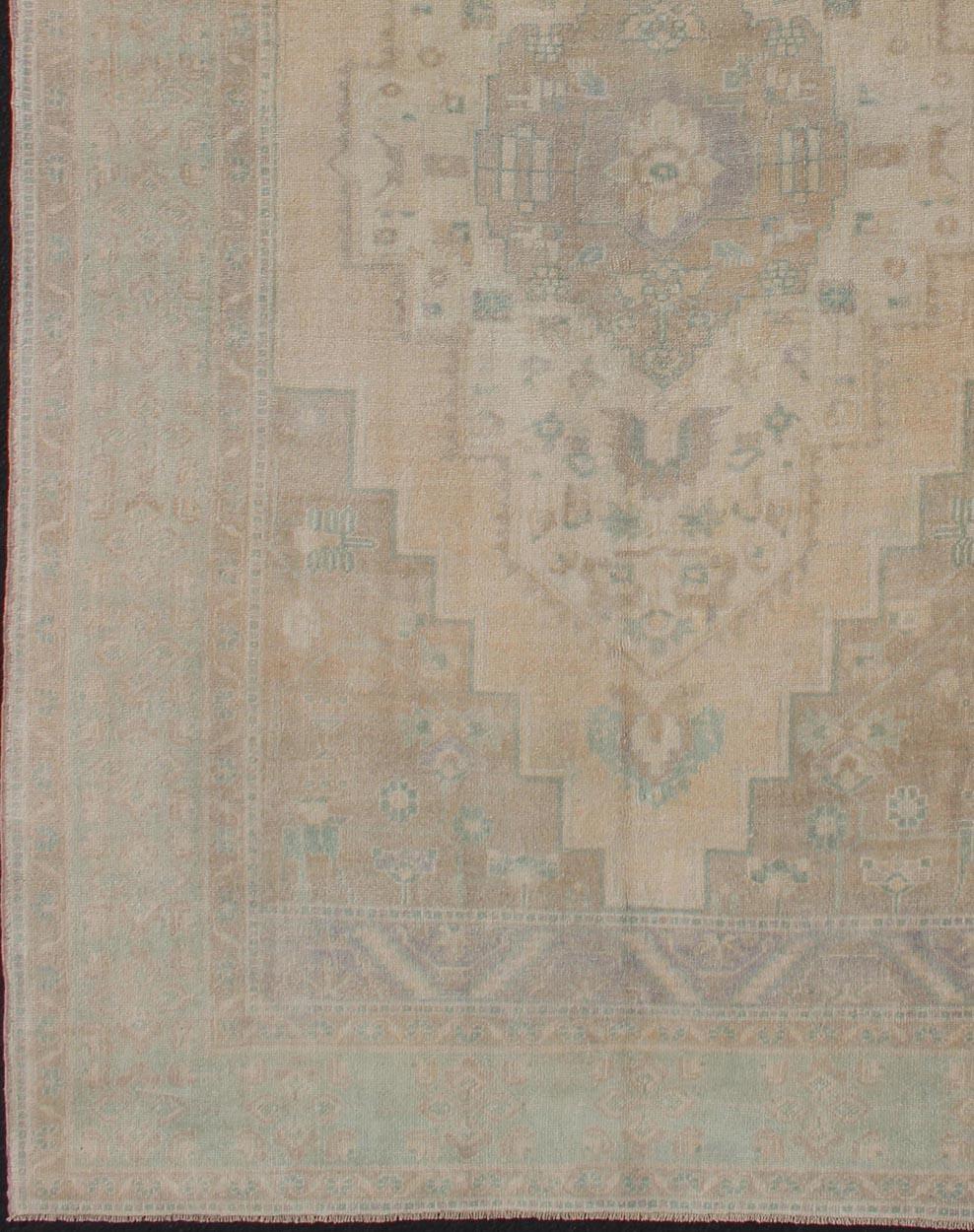 Verblichener türkischer Oushak-Medaillon-Teppich in Taupe, Hellbraun und hellem Pfirsich, Teppich EN-179139, Herkunftsland / Art: Türkei / Oushak, etwa Mitte des 20. Jahrhunderts. Blasser Oushak, Vintage Oushak

Dieser verblasste alte