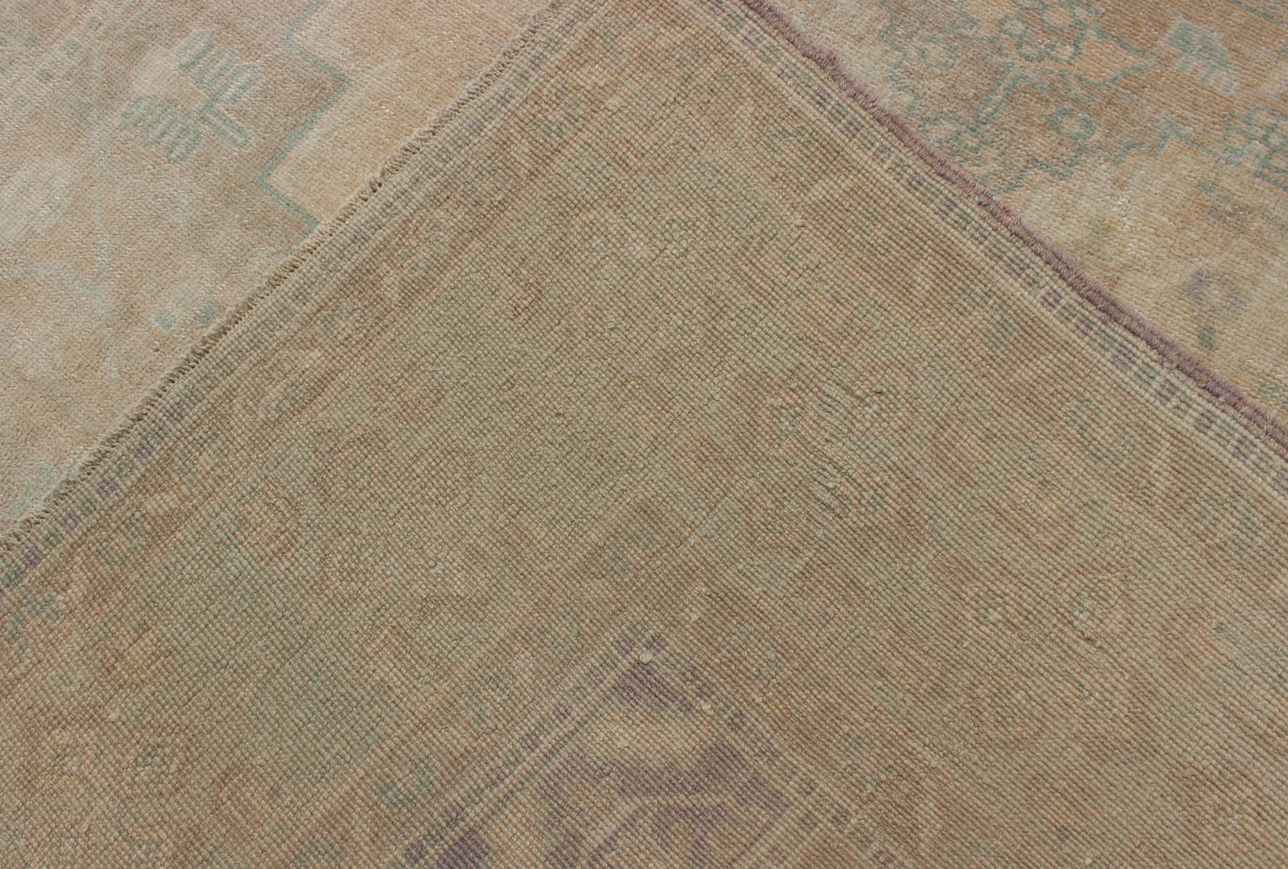 Faded Turkish Oushak with Medallion with Muted Colors of Tan, Muted Light Peach In Good Condition For Sale In Atlanta, GA
