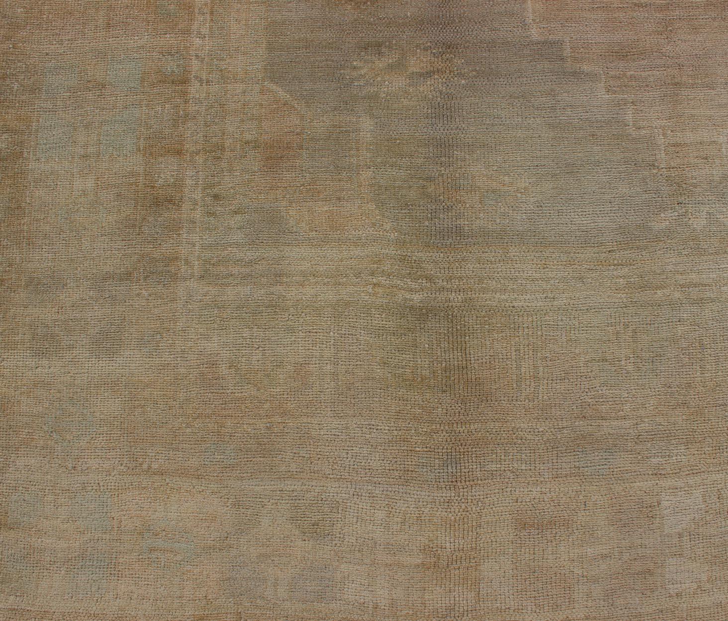 Faded Vintage Turkish Oushak Medallion Rug in Taupe, Tan, Gray For Sale 3