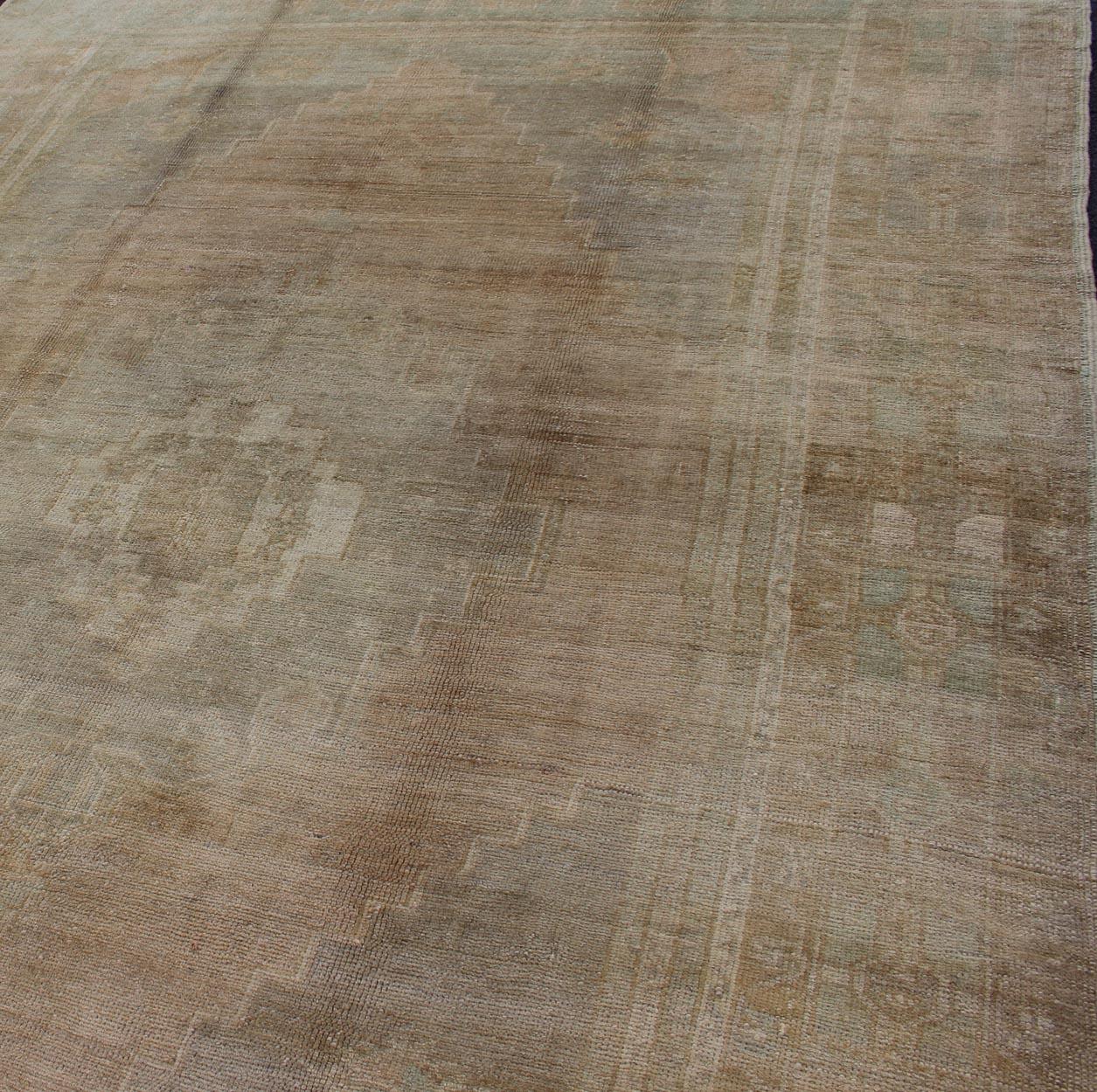 Faded Vintage Turkish Oushak Medallion Rug in Taupe, Tan, Gray For Sale 4