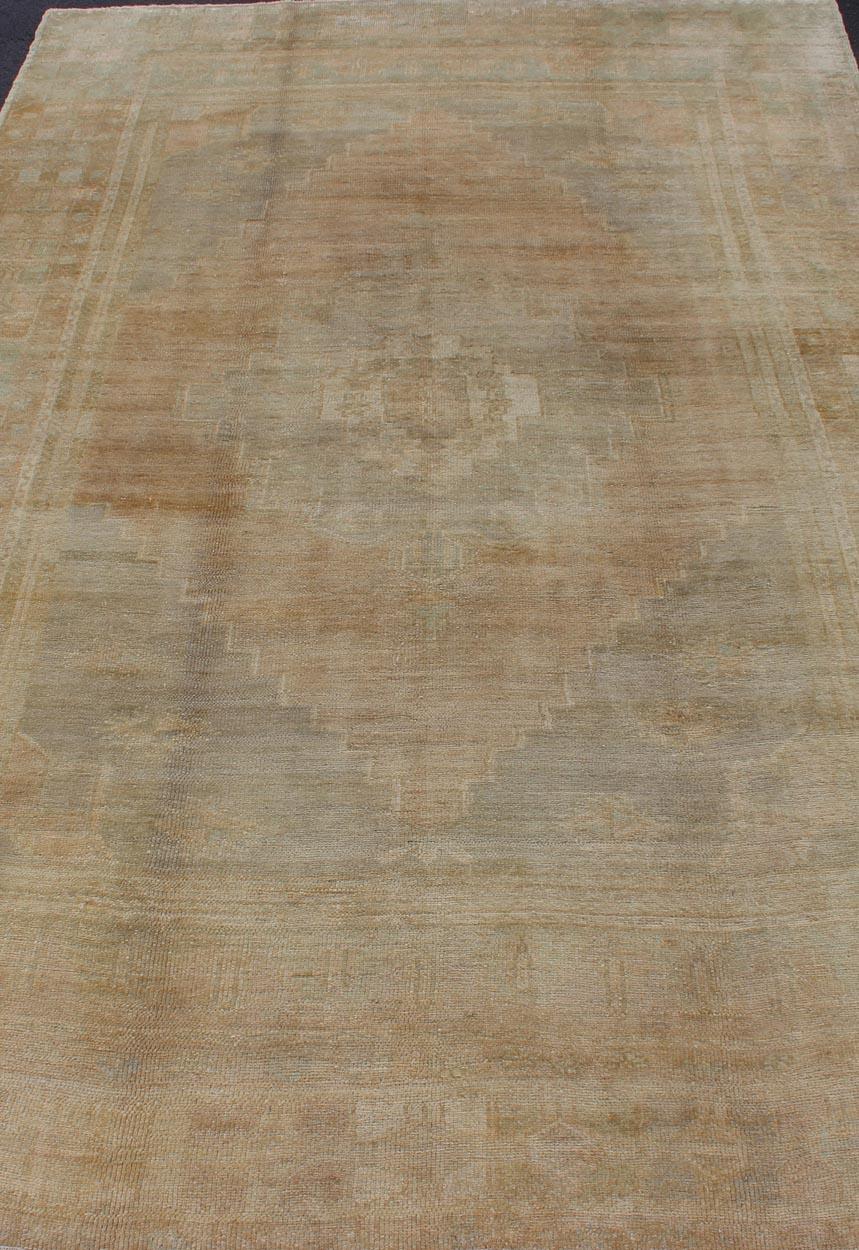 Faded Vintage Turkish Oushak Medallion Rug in Taupe, Tan, Gray For Sale 5
