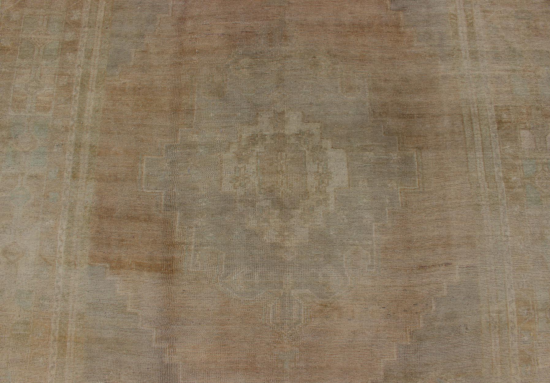 Faded Vintage Turkish Oushak Medallion Rug in Taupe, Tan, Gray For Sale 7