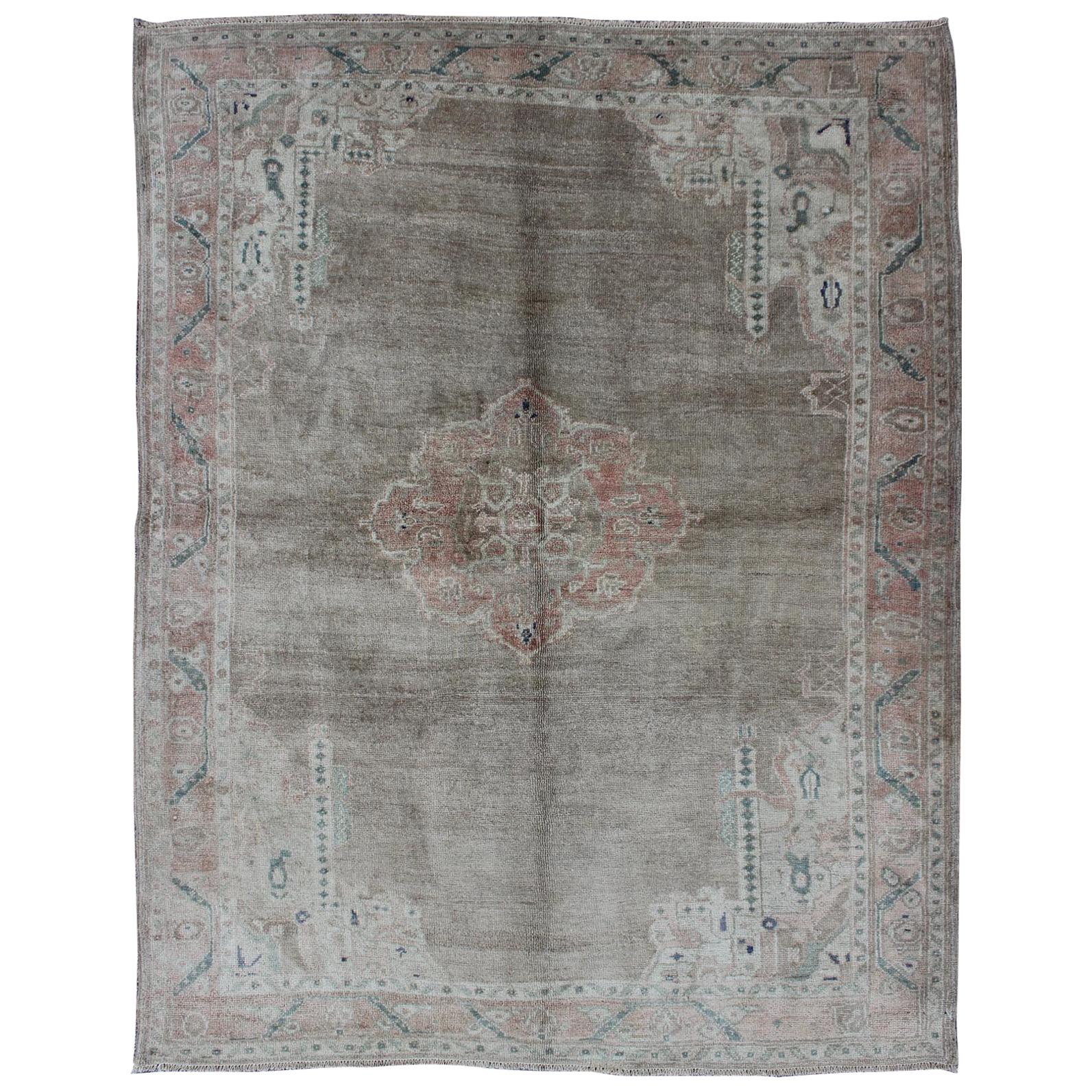 Türkischer Oushak-Teppich im Vintage-Stil mit geometrischem Medaillon-Rand, Hellbraun 