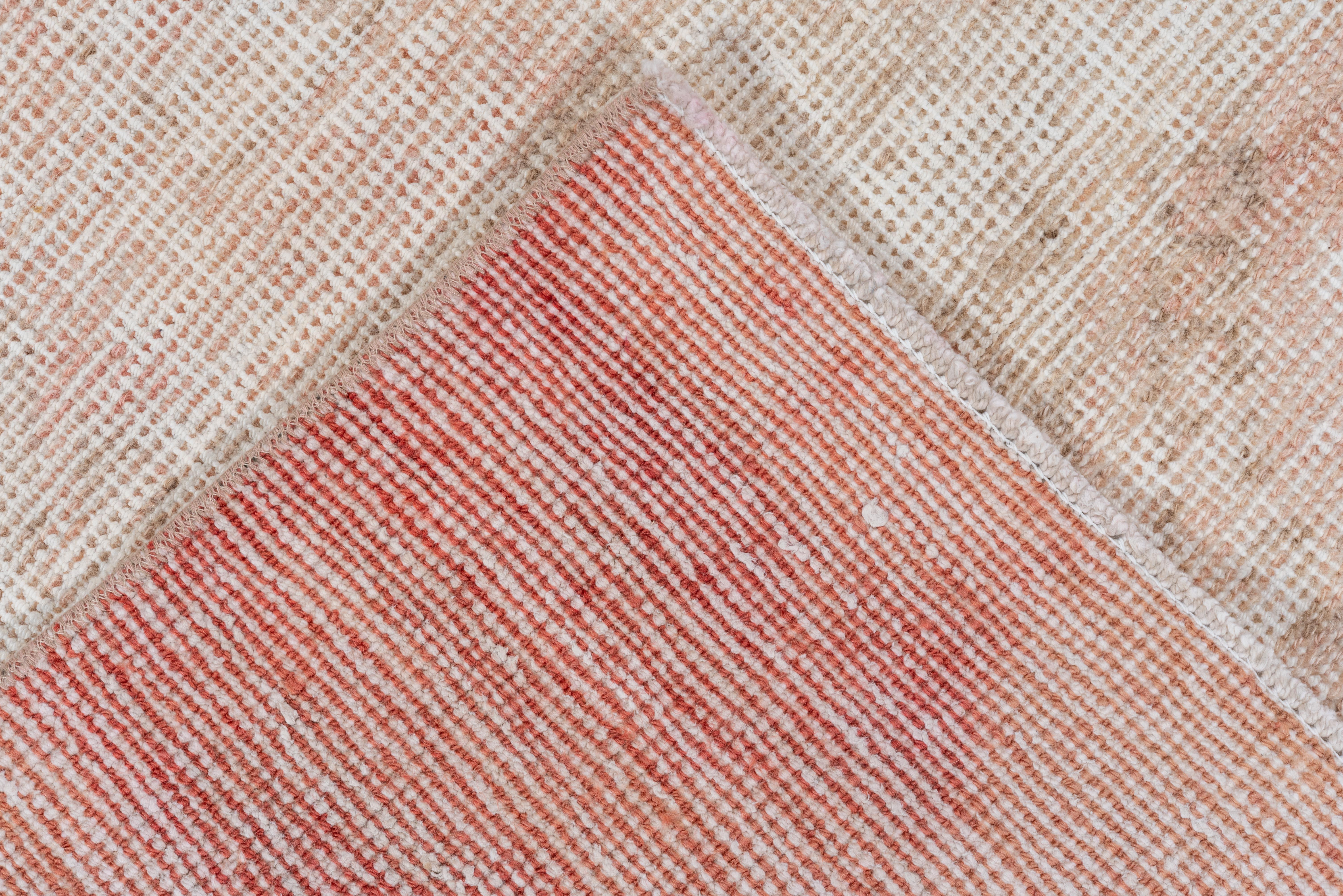Verblasster Läufer aus Oushak im Vintage-Look - dezentes Medaillon in Blush- und Beigetönen im Zustand „Gut“ im Angebot in New York, NY
