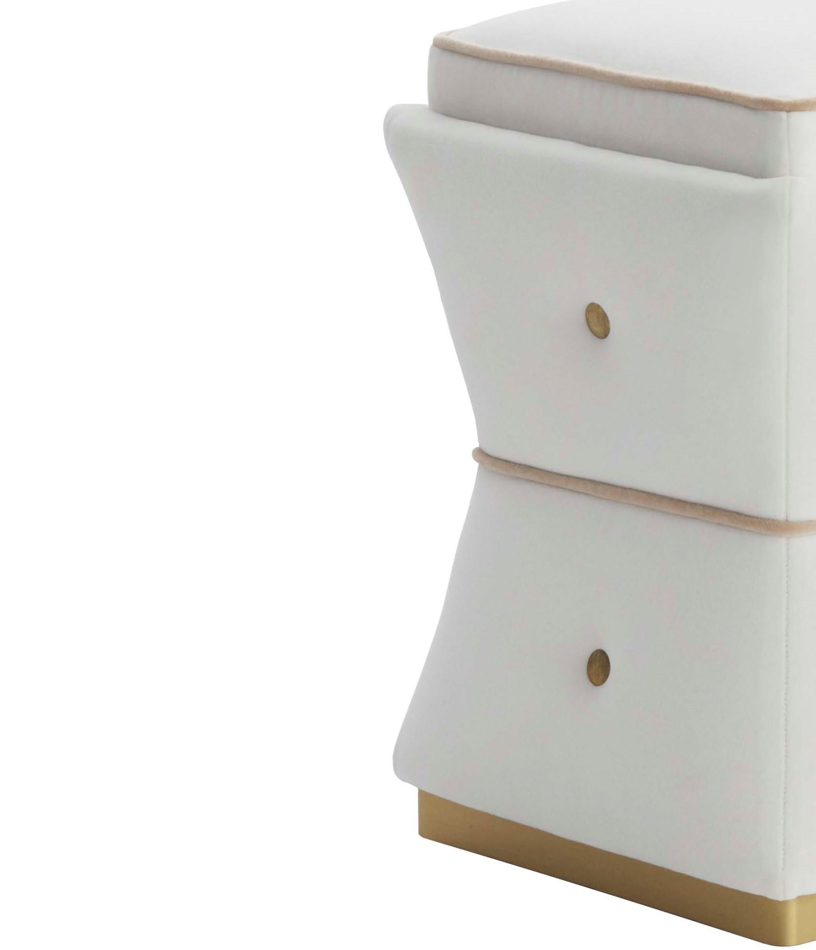 A sophisticated stool with buttons and plinth in brushed brass.

Upholstered with white Siège 886 (structure) and beige safety velvet 17 (piping), combined with brushed brass plinth and buttons.