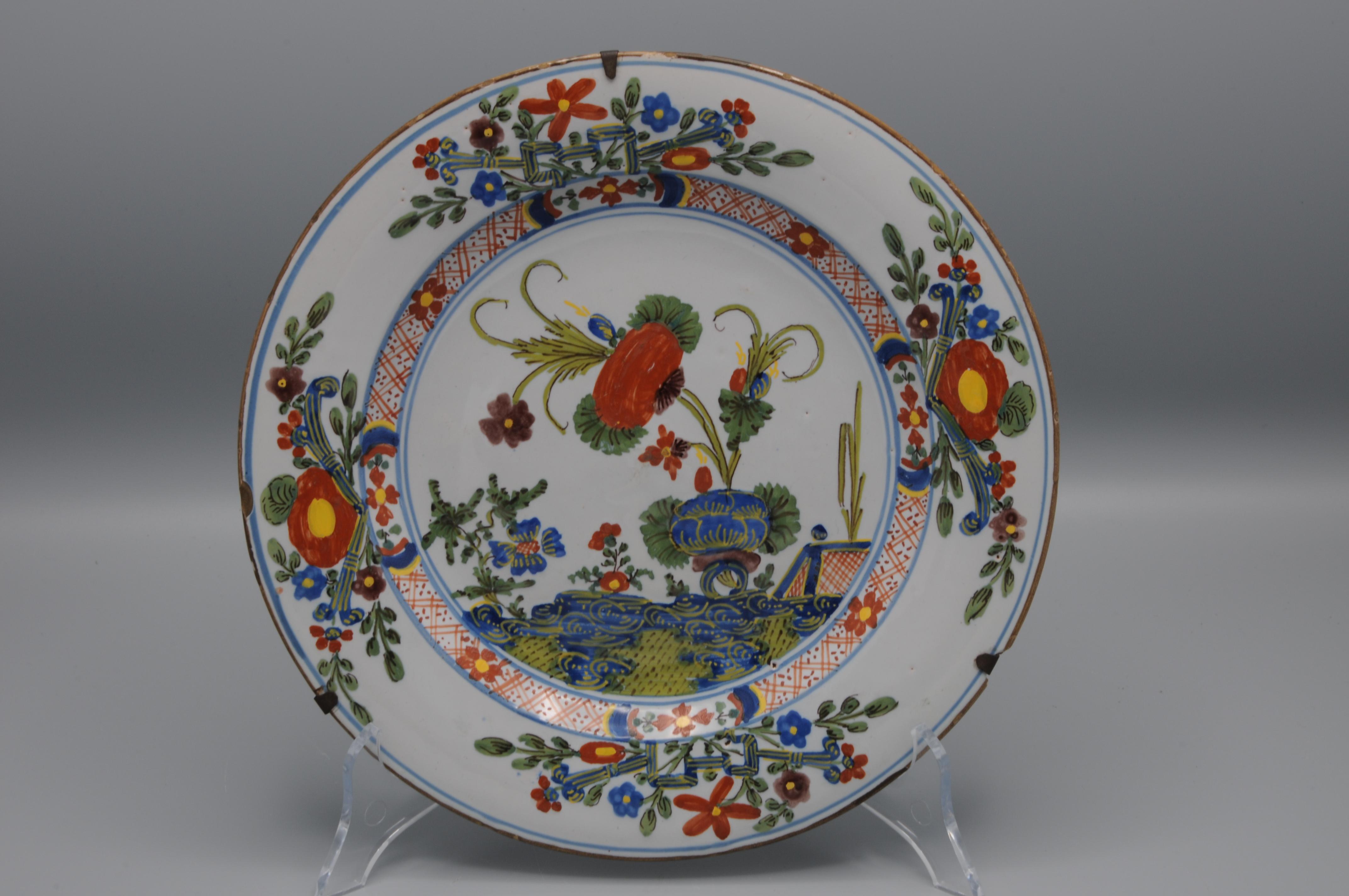 Faenza plate with the famous carnation decor 'Garofano', late 18th century 

The Garofano design was initially developed in the Italian region of Lombardia, but it later became a world-famous signature-pattern from the Majolica town of Faenza. The