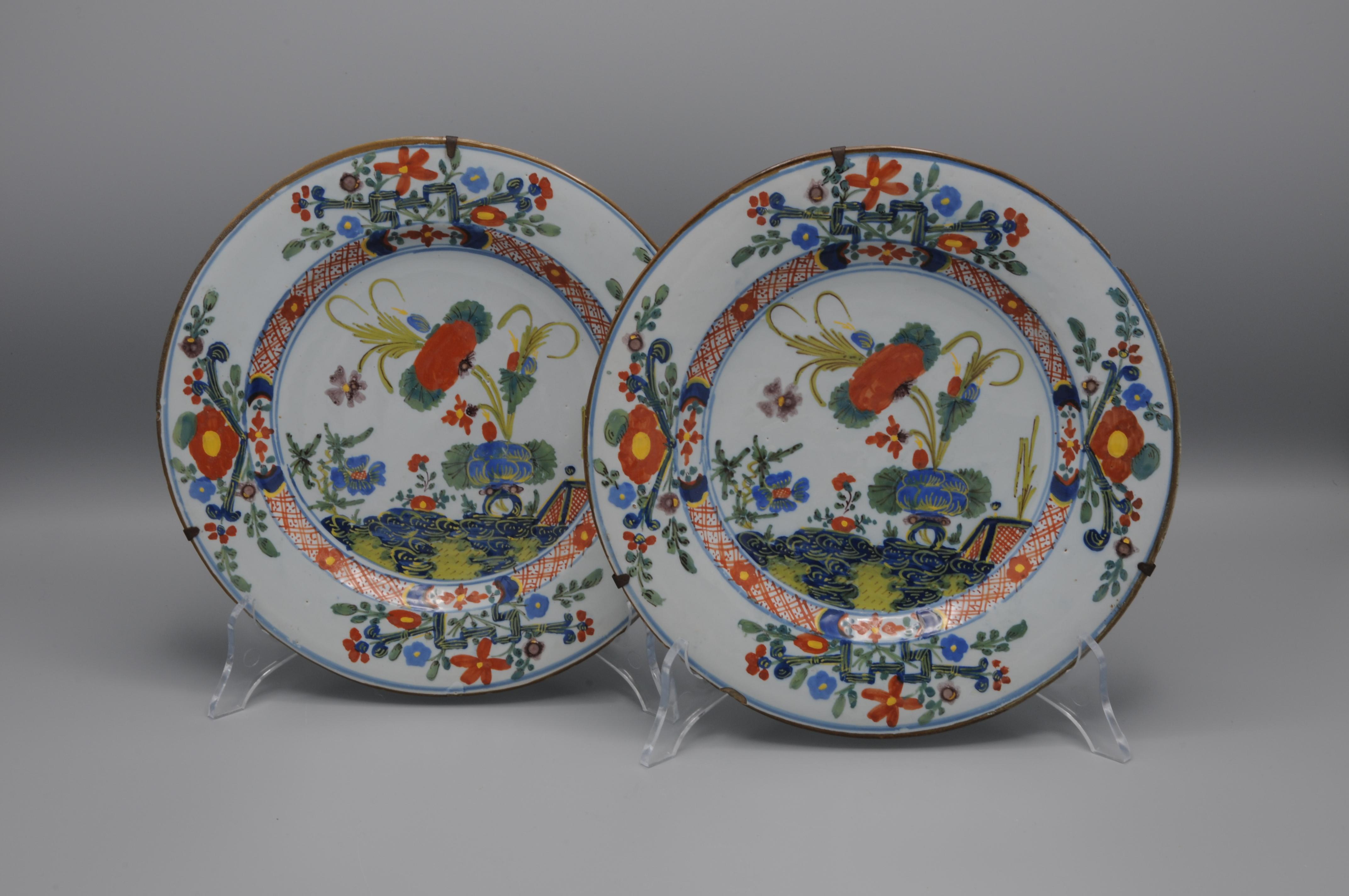 Set of 2 late 18th century Faenza plates with the famous carnation decor 'Garofano' 

The Garofano design was initially developed in the Italian region of Lombardia, but it later became a world-famous signature-pattern from the Majolica town of