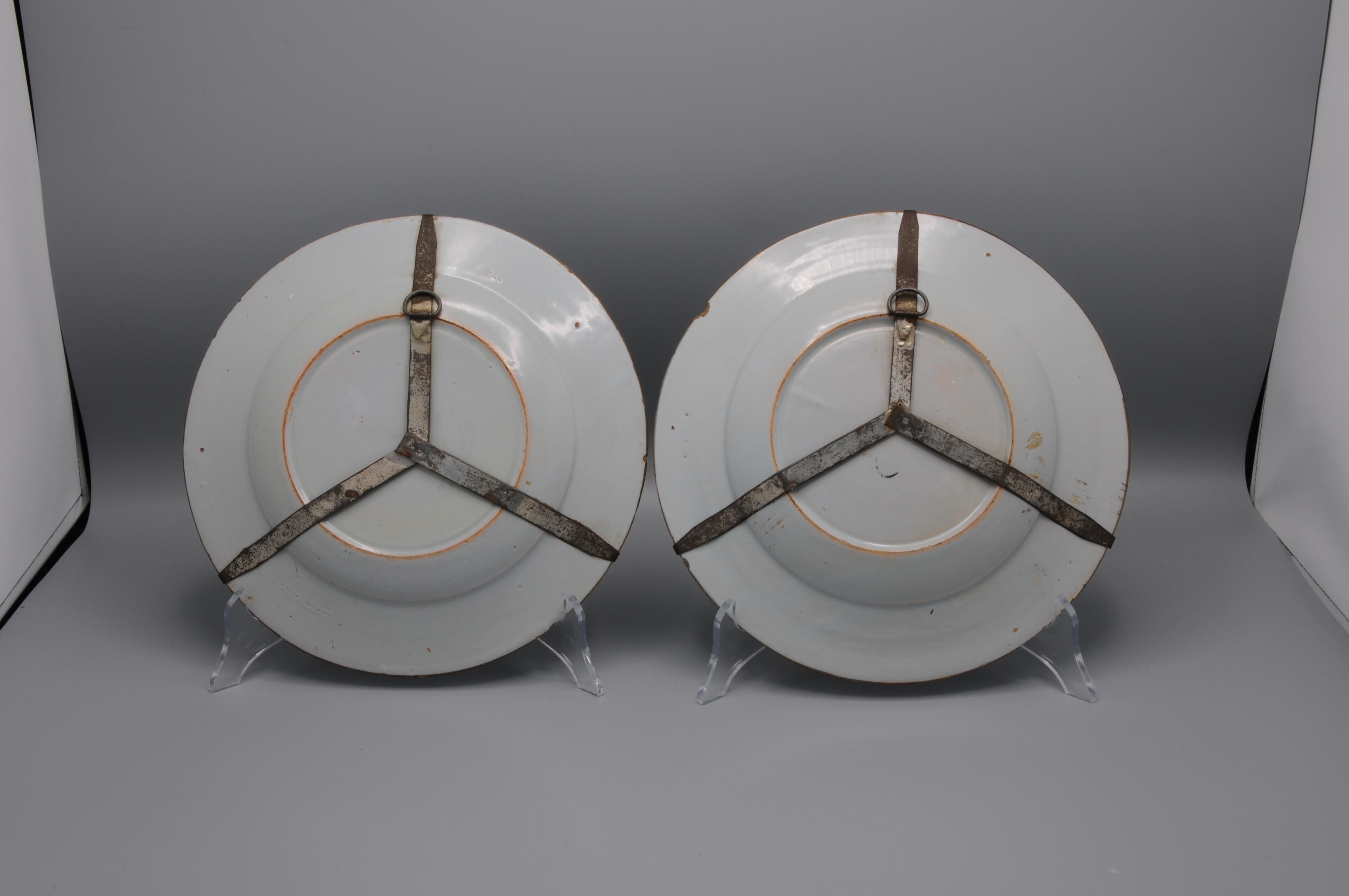 Faenza - set of plates, Garofano decor late 18th century In Good Condition For Sale In DELFT, NL