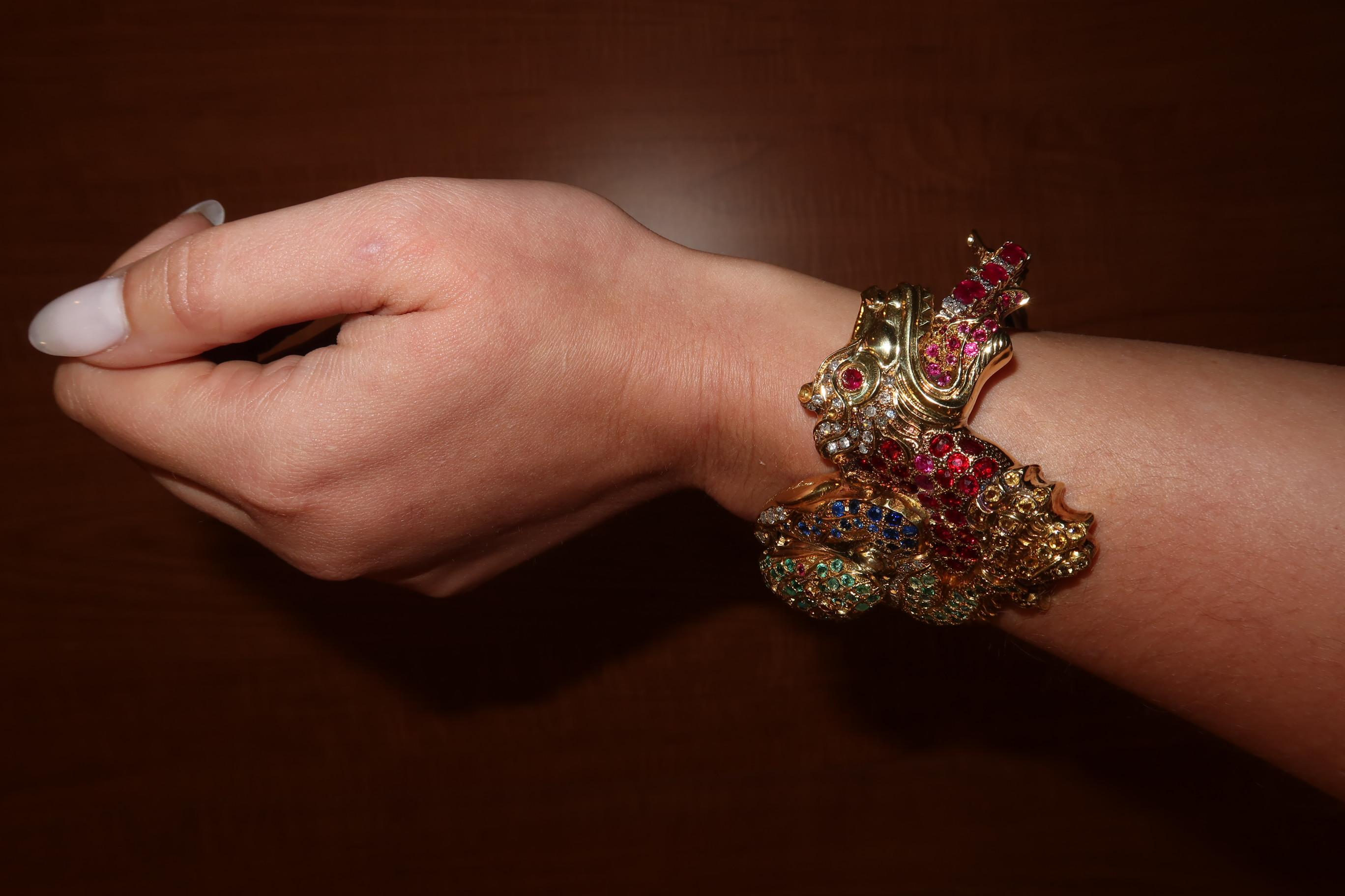 Entrez dans le royaume de la fantaisie et de l'artisanat avec cet extraordinaire bracelet manchette en forme de dragon ailé de Fafner Creaz Rorany. Exquisément sculptée en or blanc et jaune 18 carats (testé), cette pièce audacieuse présente un motif