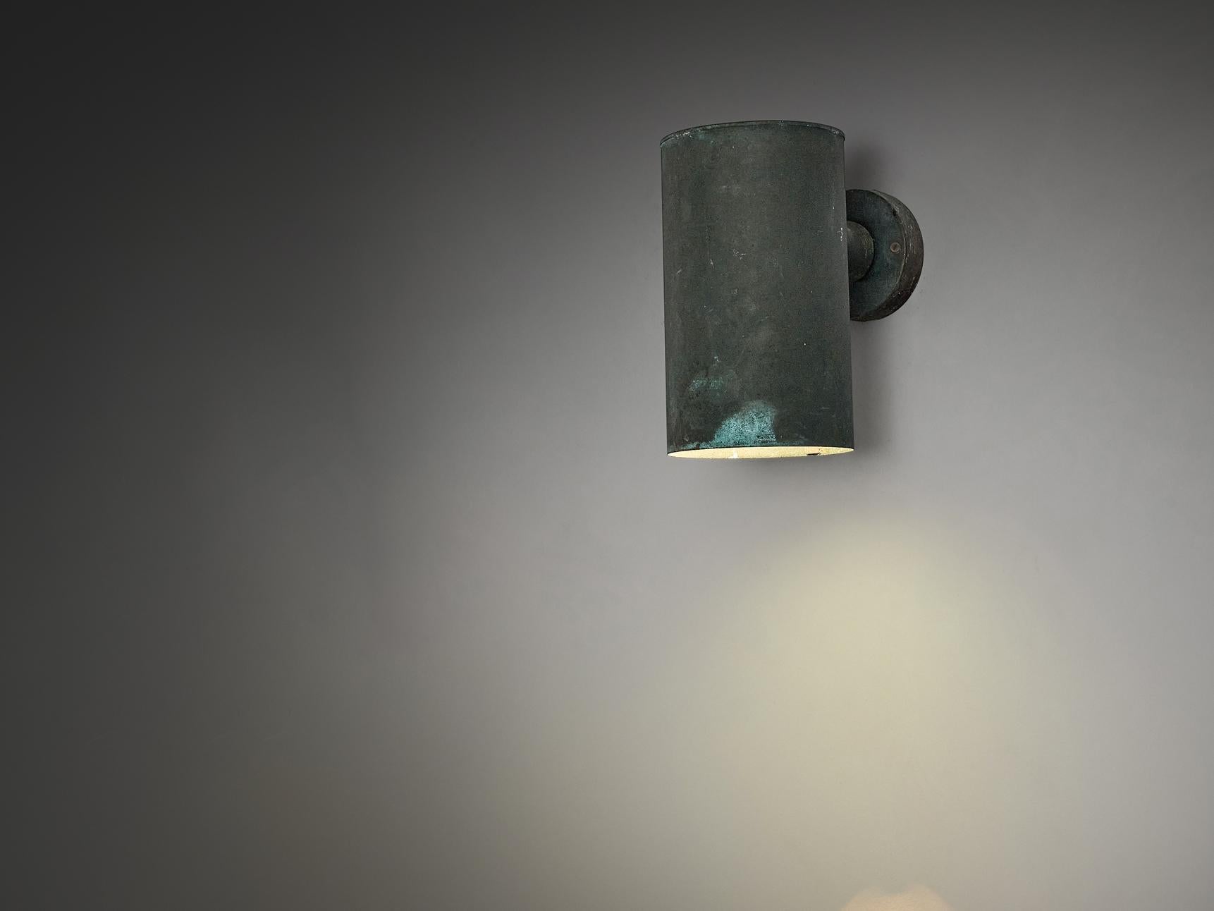 Fagerhult, Wandleuchte, Kupfer, Schweden, 1960er Jahre.

Dieses Design zeichnet sich durch einen zylindrischen Lampenschirm aus, der mit einer runden Halterung verbunden ist. Die Oberfläche erhielt im Laufe der Jahre eine bewundernswerte Patina, die