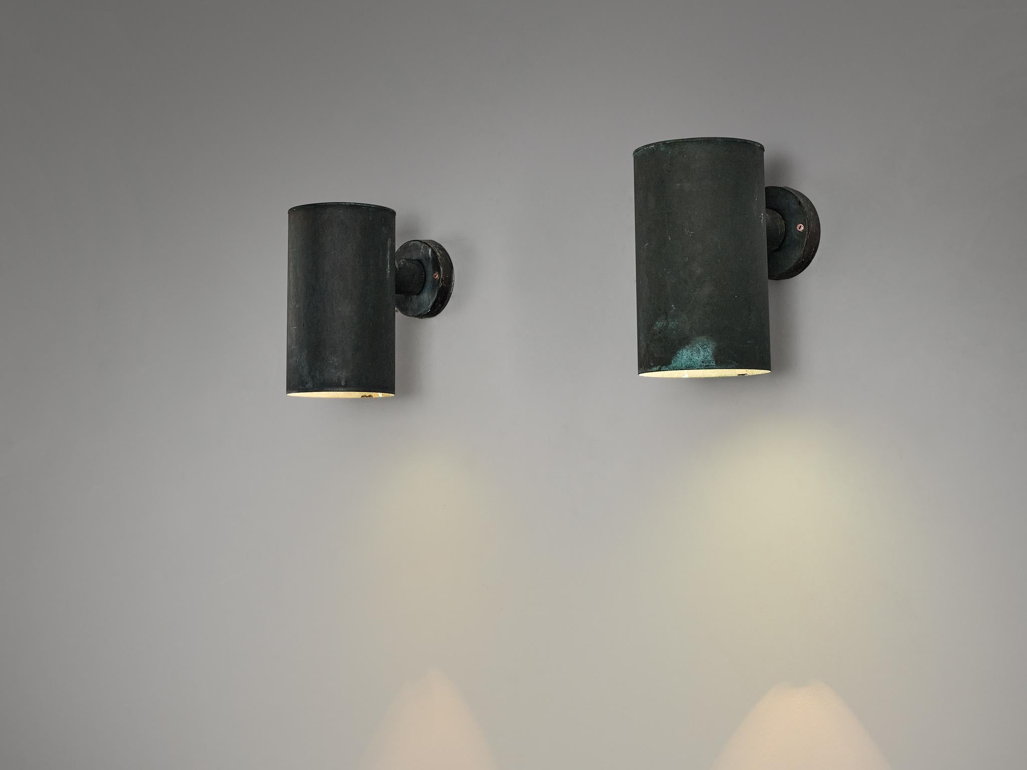 Fagerhult, Wandleuchten, Kupfer, Schweden, 1960er Jahre.

Dieses Design zeichnet sich durch einen zylindrischen Lampenschirm aus, der mit einer runden Halterung verbunden ist. Die Oberfläche erhielt im Laufe der Jahre eine bewundernswerte Patina,