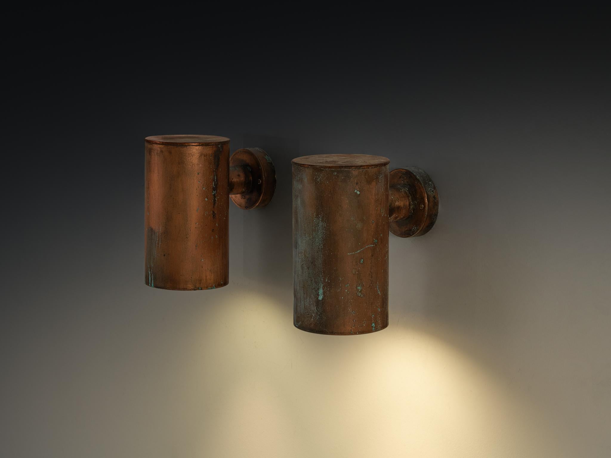 Fagerhult, applique, rame, Svezia, anni '60.

Questo design è caratterizzato da un paralume cilindrico collegato a un fissaggio circolare. La superficie ha ottenuto una patina ammirevole nel corso degli anni che contribuisce al carattere autentico
