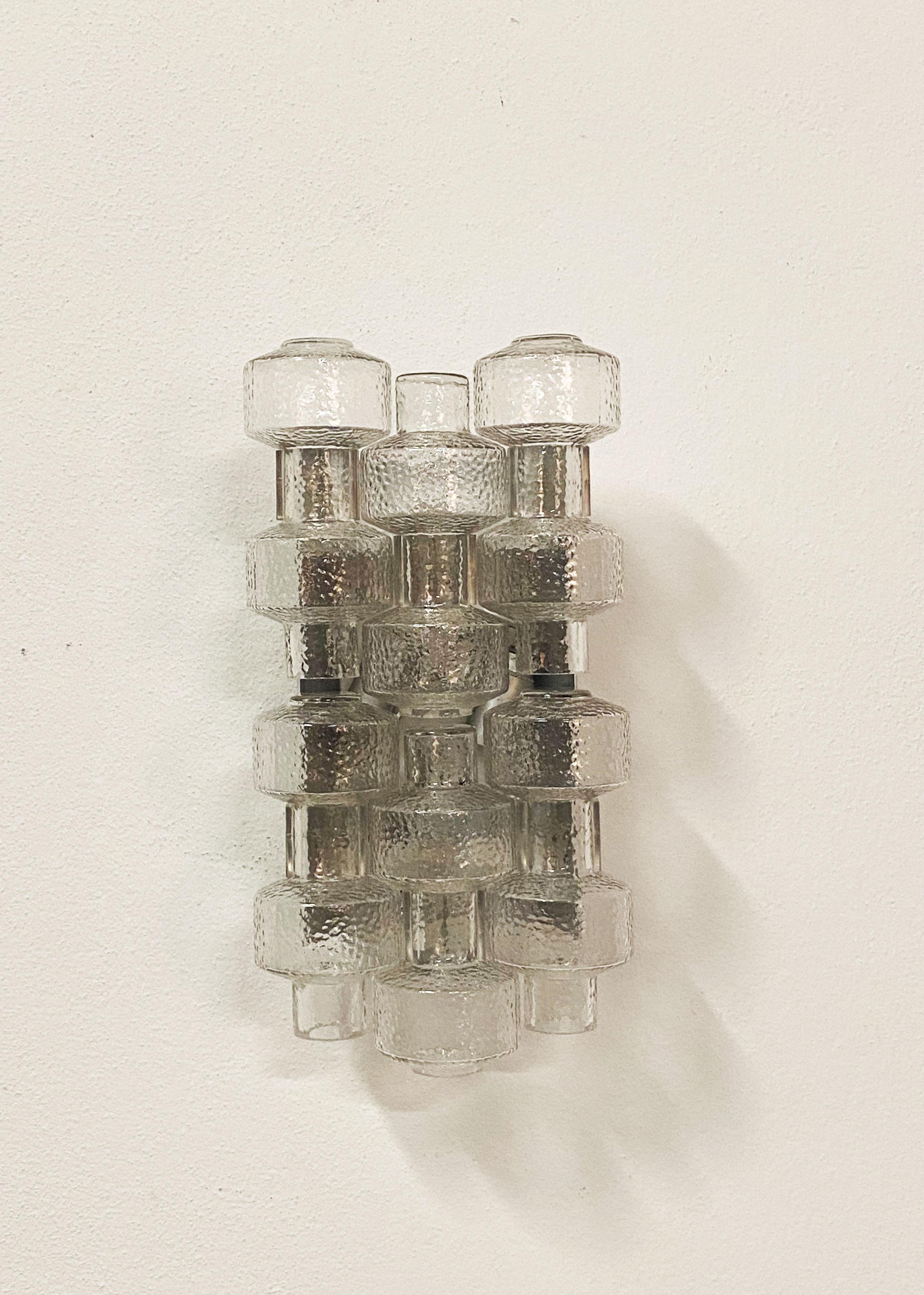 Cadre en aluminium avec supports en verre acrylique, équipé de 2 prises E14 et de 6 éléments en verre pressé. Conçu par Gert Nyström dans les années 1960 pour Fagerhults Belysning Sweden, modèle 