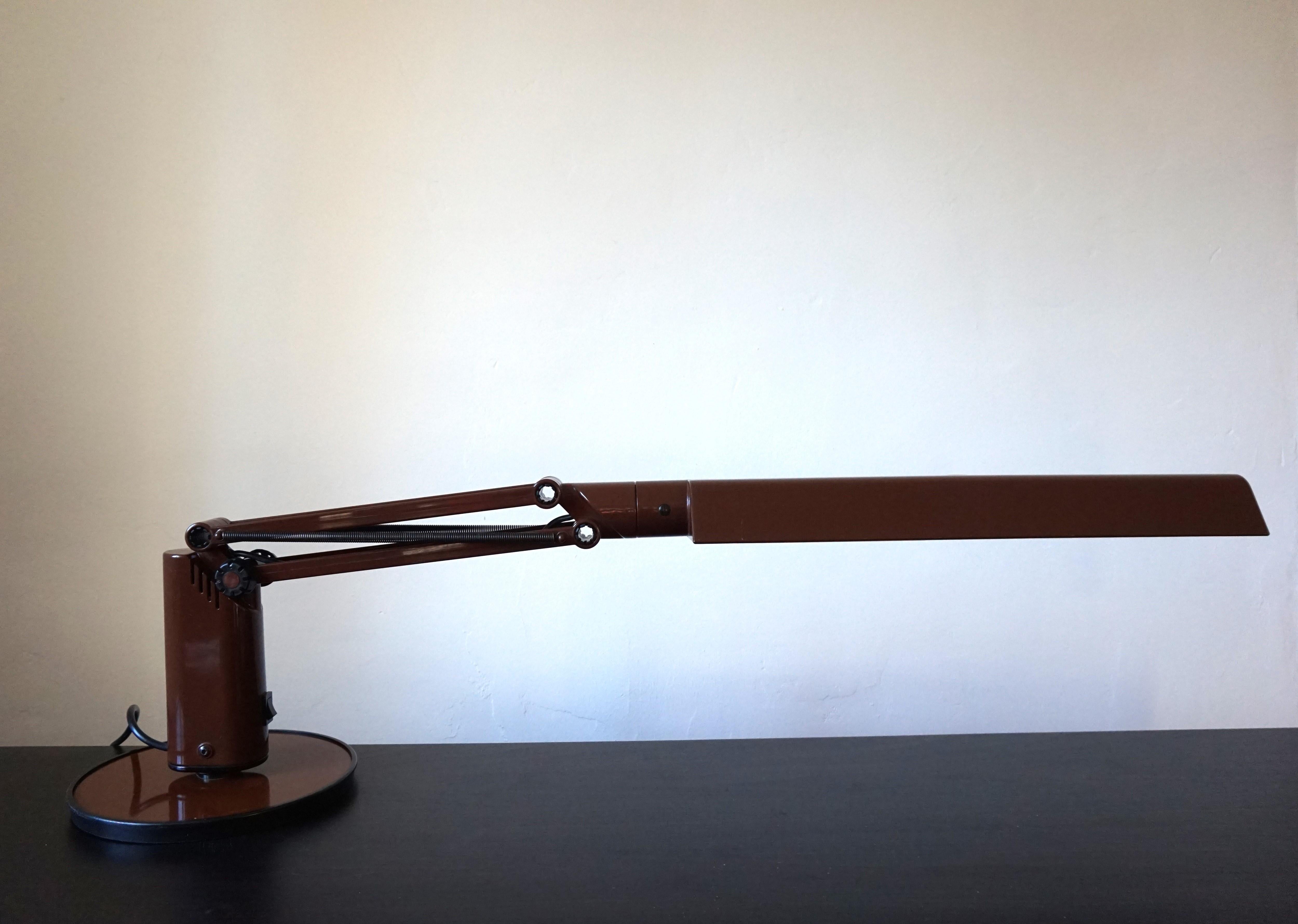 This classic 70s lamp design comes in a brown tone typical of this era and is in good condition. The plastic body of the lamp shows contemporary signs of use, the color is not faded and is strong. The lamp can be fixed in various positions using 2