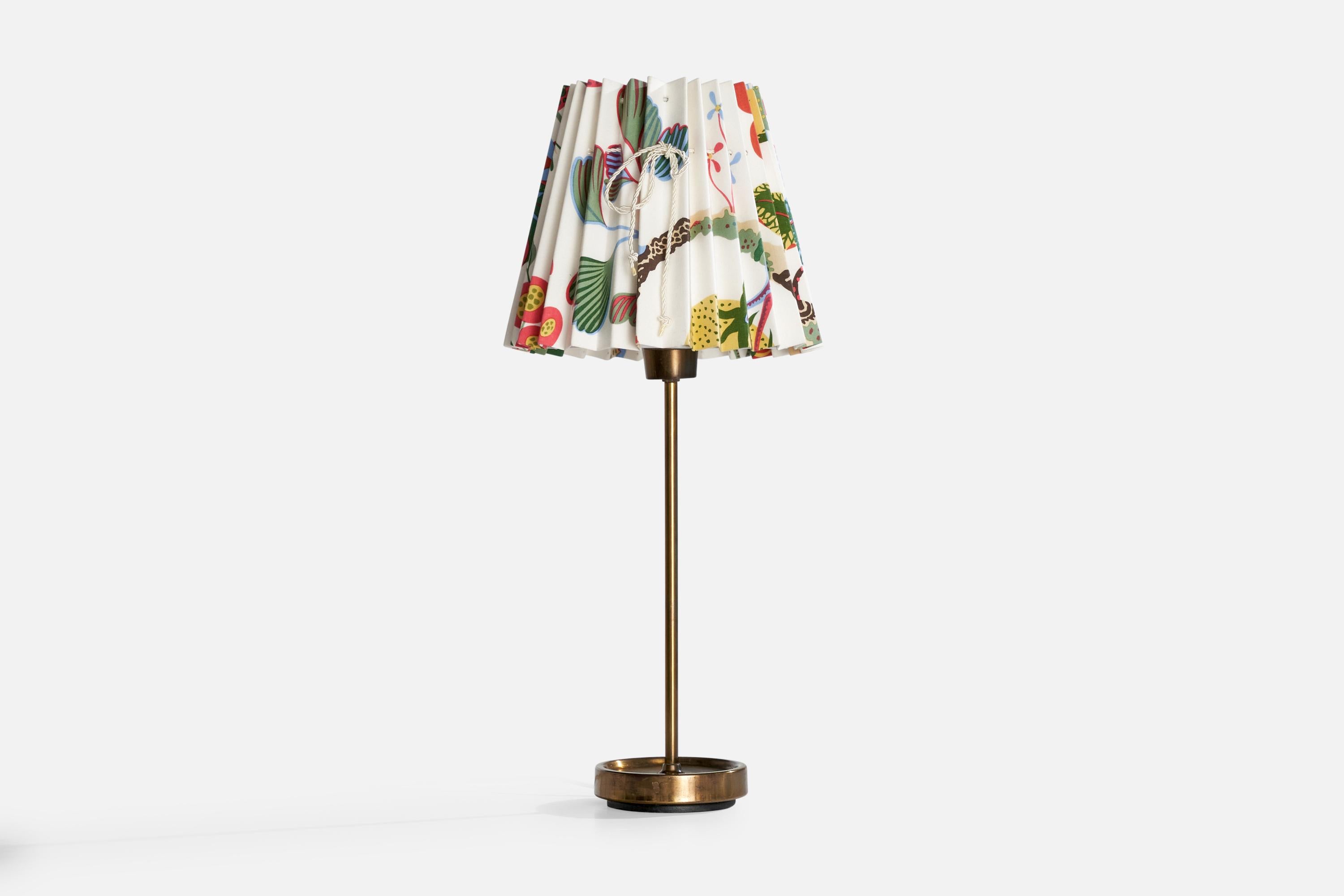 A brass and floral-printed fabric table lamp produced by Fagerhults Ljusarmatur, Sweden, c. 1950s. 

Dimensions of Lamp with Shade (inches):  20“ H x  8.75“ Diameter

Bulb Specifications: E-26 Bulb

Number of Sockets (per fixture): 1

Sold with