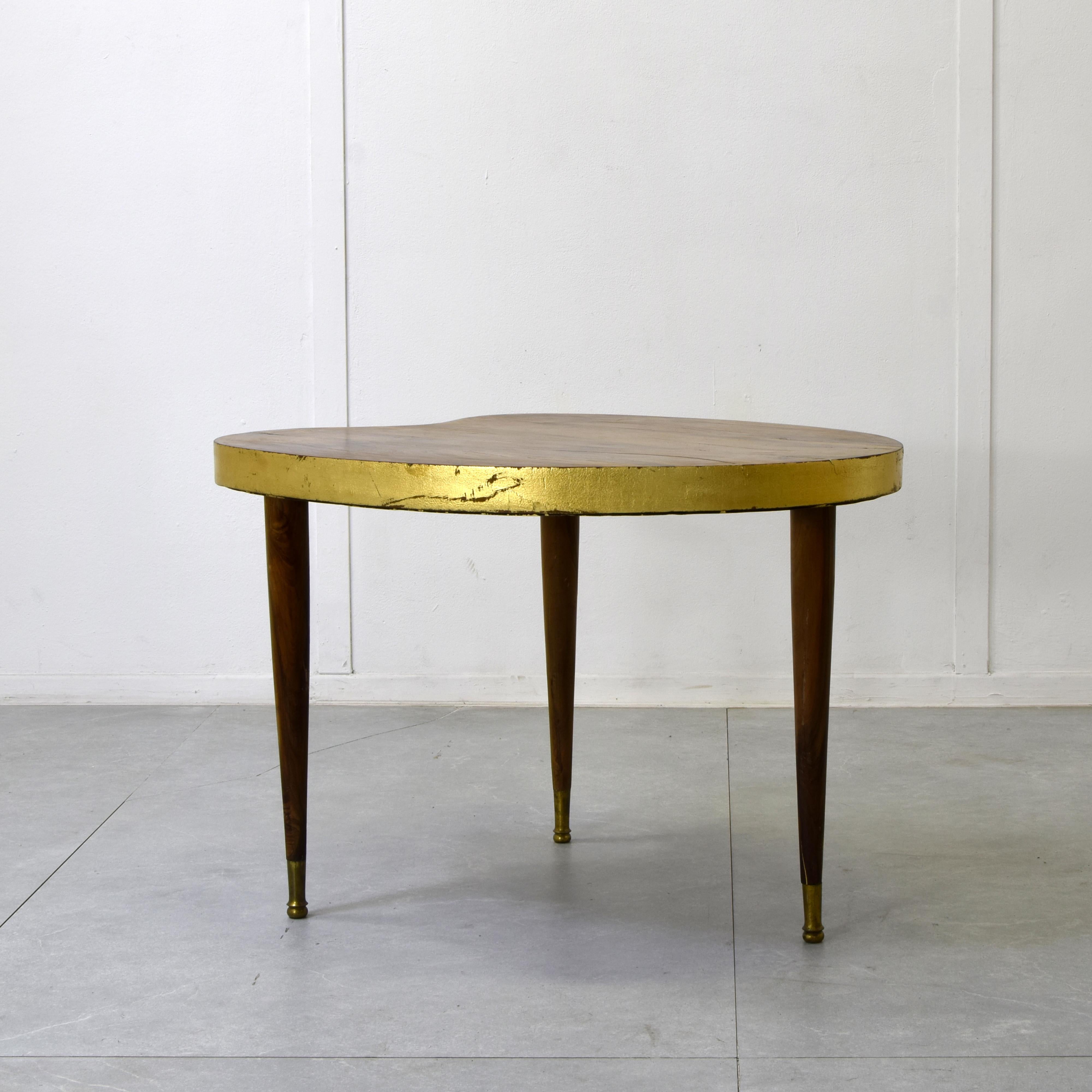 The tabletop has a sinuous, irregular shape reminiscent of a bean. This type of design was very popular in Mid-Century Modern and reflected the desire to move away from the rigid, square shapes of previous periods. The combined use of walnut wood