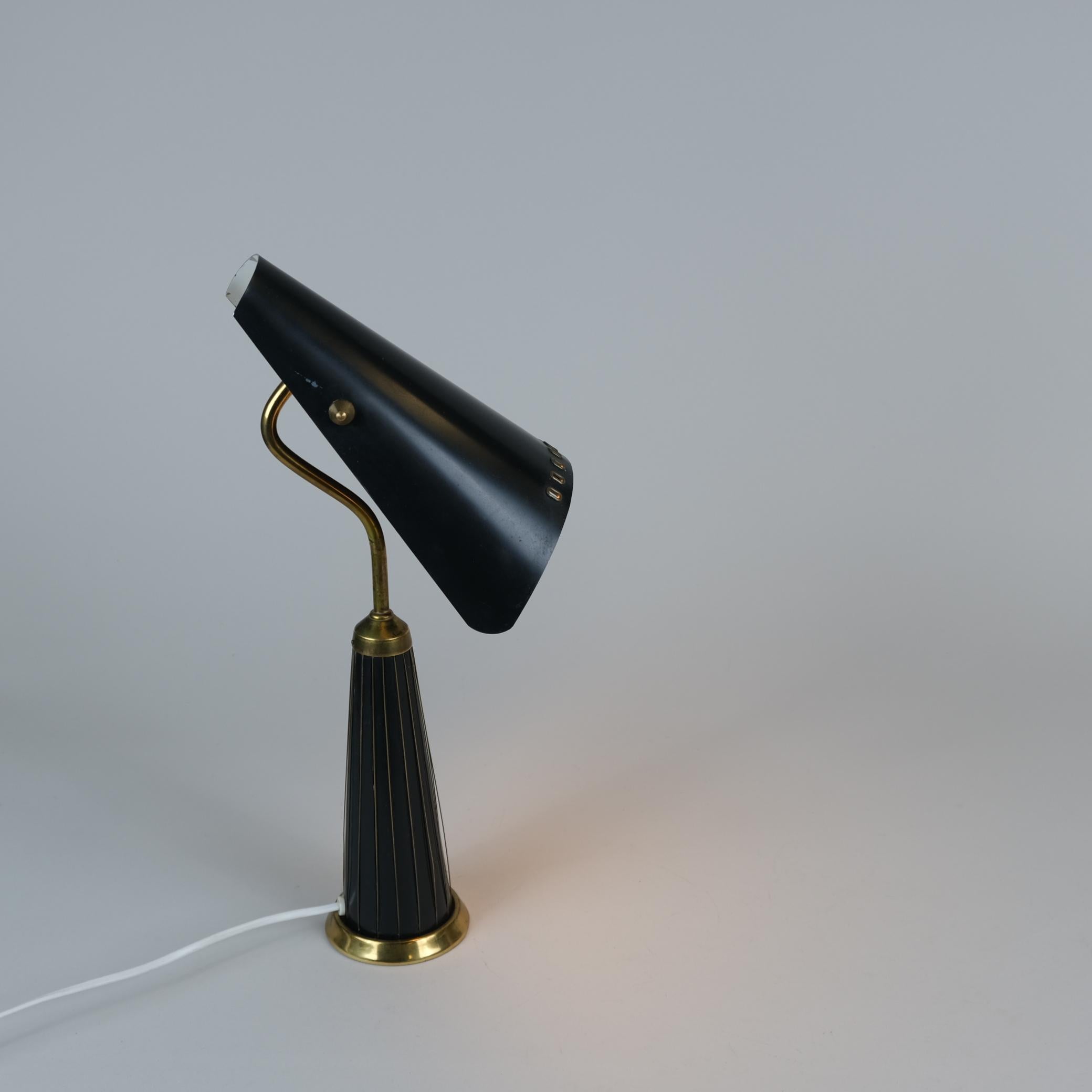 Magnifique lampe de table réglable en laiton et surface laquée, fabriquée par Fåglavik Glass (et marquée) en Suède au milieu du siècle dernier. La lampe est dotée d'un abat-jour réglable qui permet de diffuser la lumière dans différentes directions.