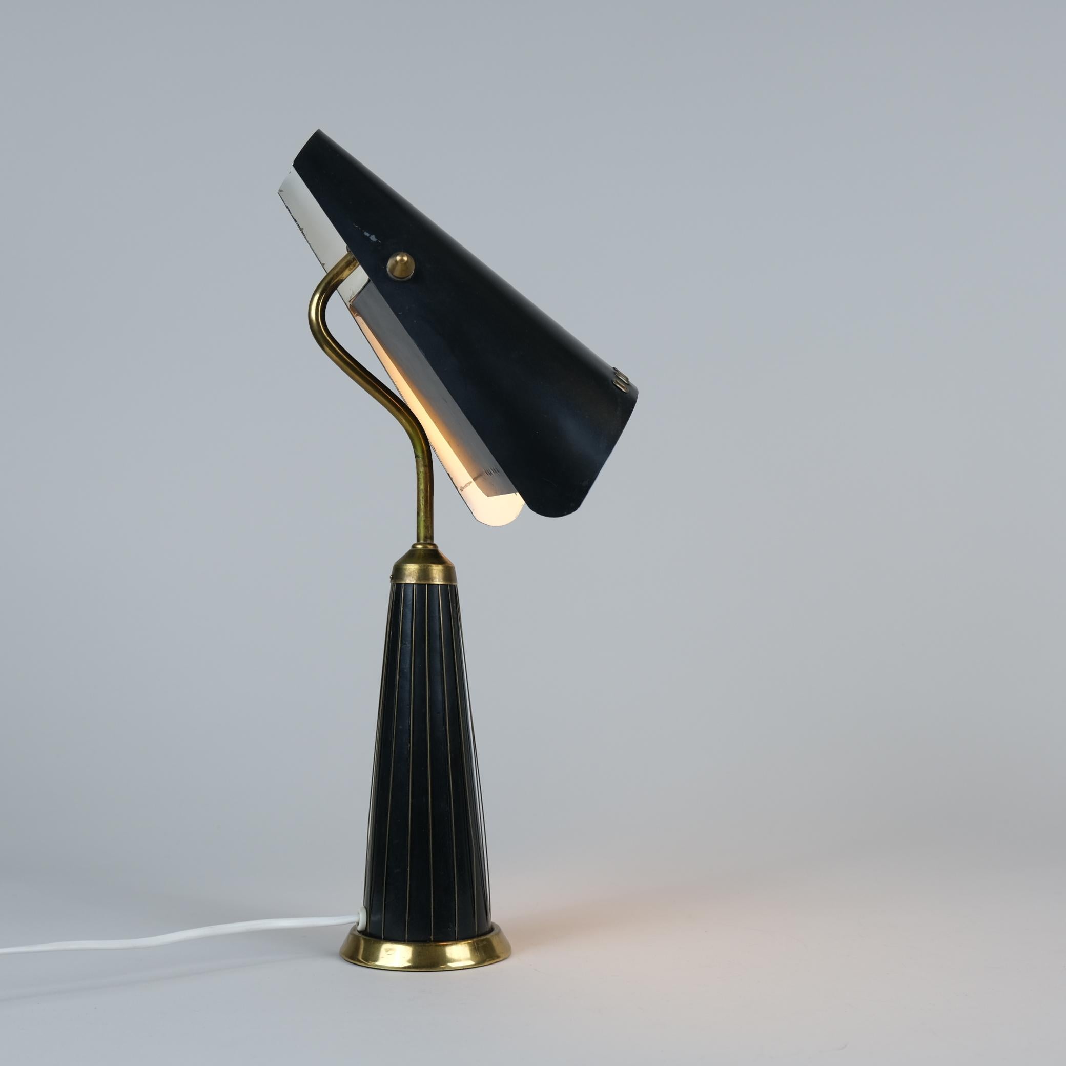 Scandinave moderne Lampe de table ajustable du milieu du siècle en laiton et noir, Suède, années 1950 en vente