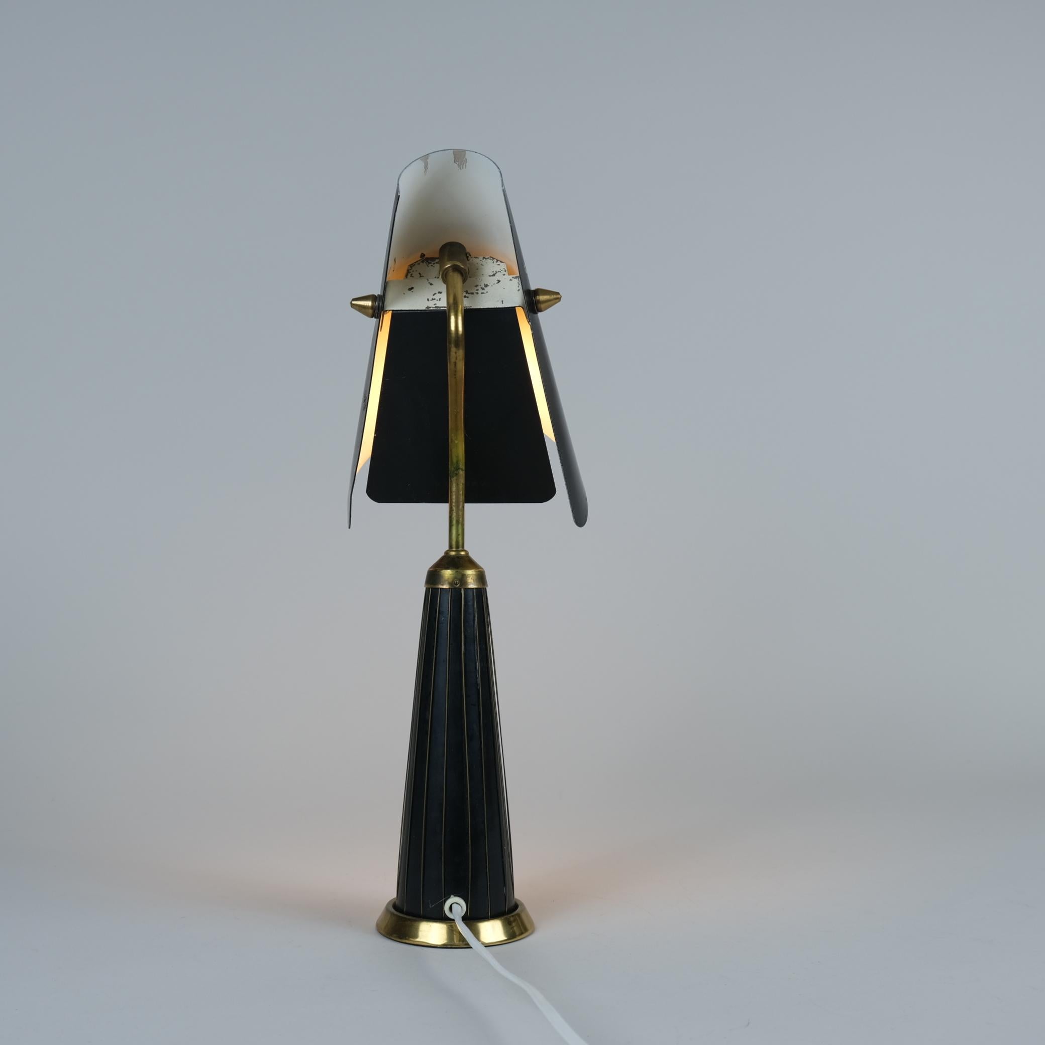 Suédois Lampe de table ajustable du milieu du siècle en laiton et noir, Suède, années 1950 en vente