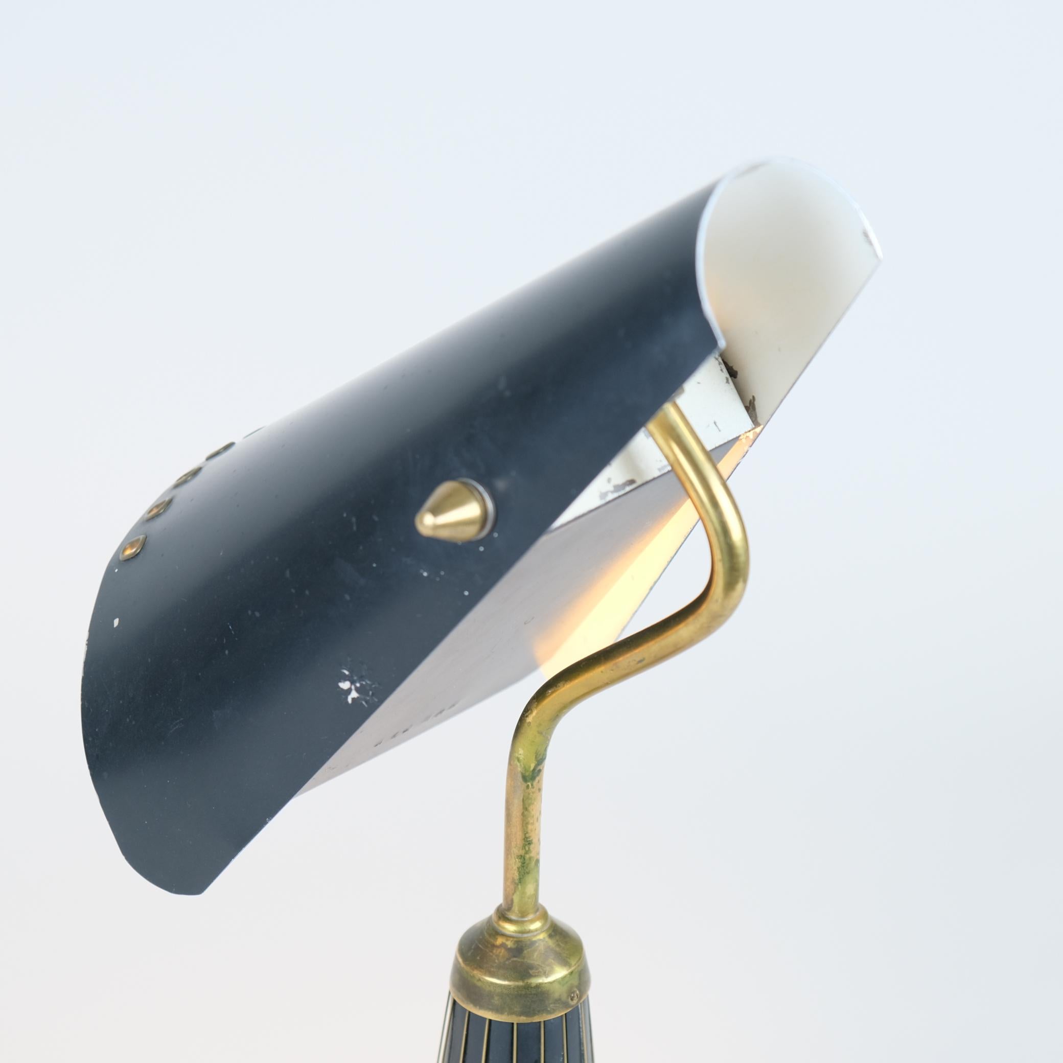 Milieu du XXe siècle Lampe de table ajustable du milieu du siècle en laiton et noir, Suède, années 1950 en vente