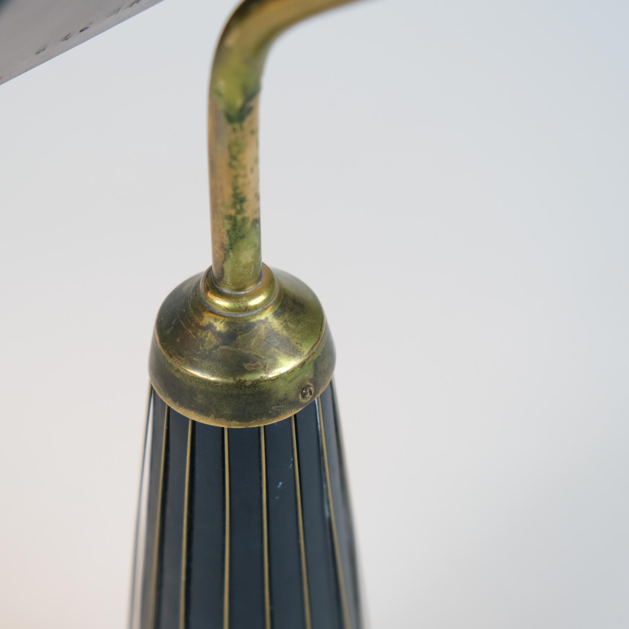 Laiton Lampe de table ajustable du milieu du siècle en laiton et noir, Suède, années 1950 en vente