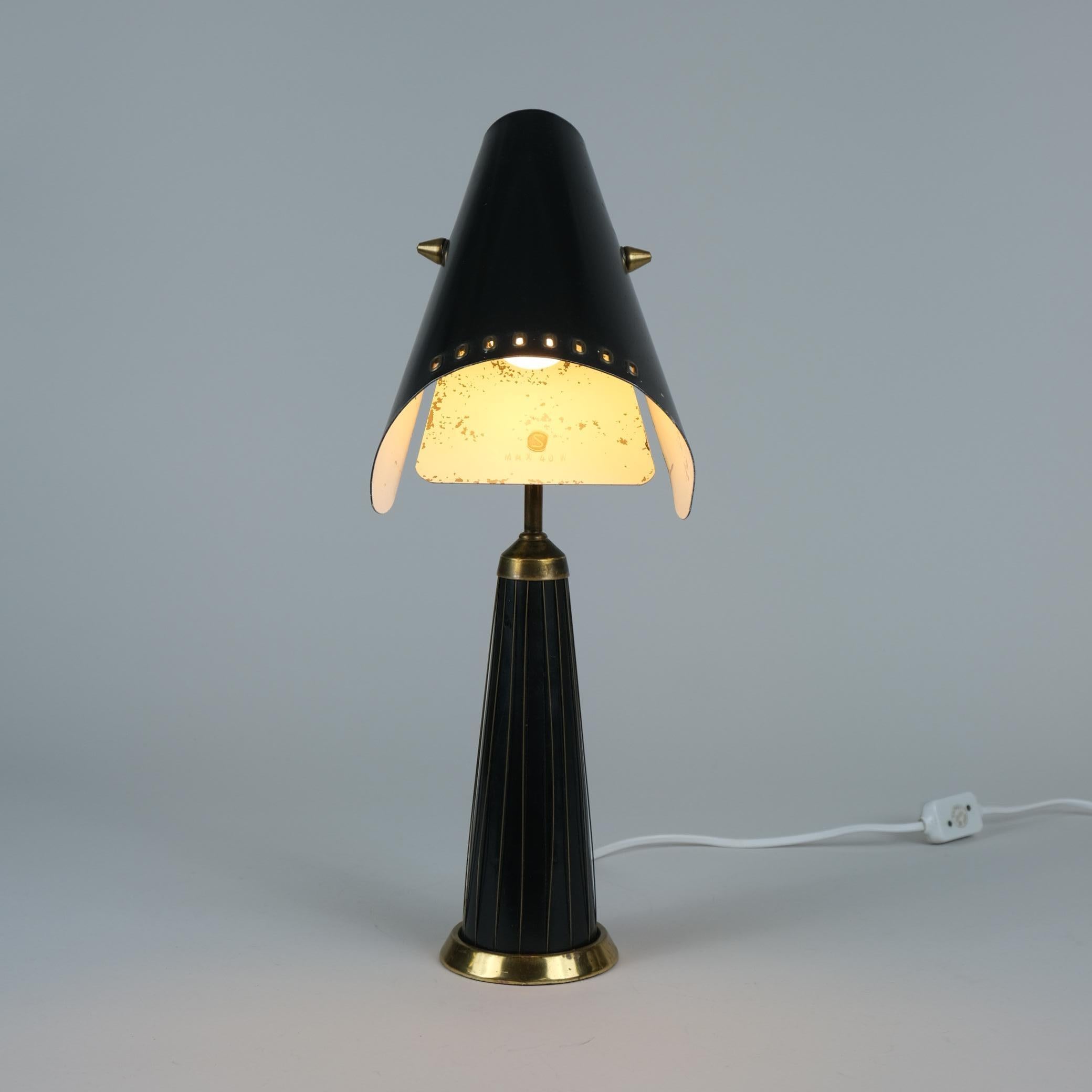 Lampe de table ajustable du milieu du siècle en laiton et noir, Suède, années 1950 en vente 1