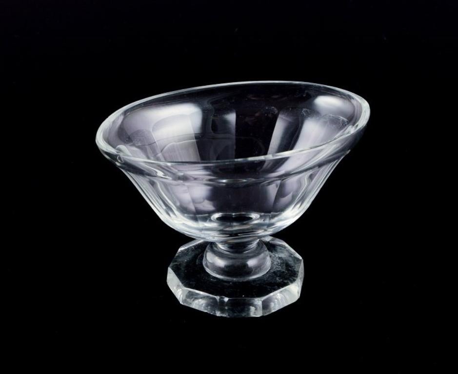 Fåglavik Glasbruk (1874-1980), Suède.
Six salières en verre transparent fabriqué à la main.
Collection privée suédoise.
Milieu du 20e siècle.
En parfait état.
Le plus grand : Largeur 7,5 cm x Hauteur 5,0 cm.
