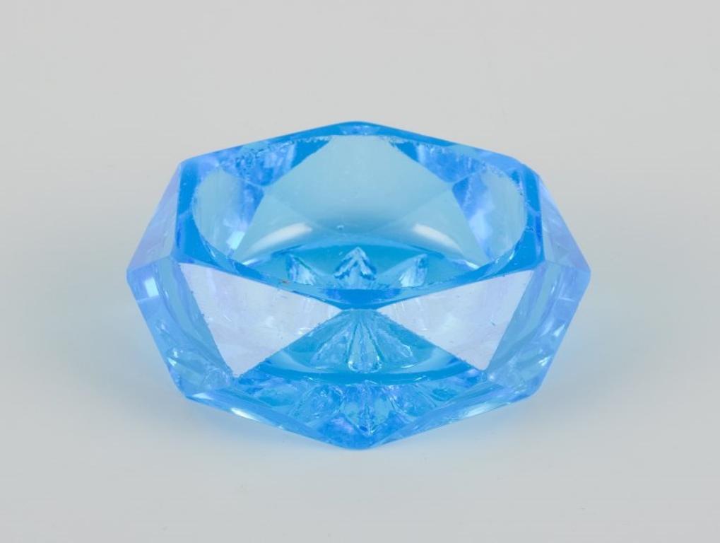 Fåglavik Glasbruk (1874-1980), Sverige.
Five salt cellars in colored glass. Handmade blue and green glass.
Private Swedish collection.
Mid-20th century.
In excellent condition.
Largest: Diameter 7.0 cm x Height 2.5 cm.