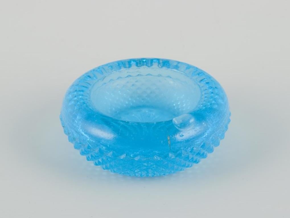 Suédois Fåglavik Glasbruk. Cinq salières en verre bleu et vert Milieu du 20e siècle. en vente