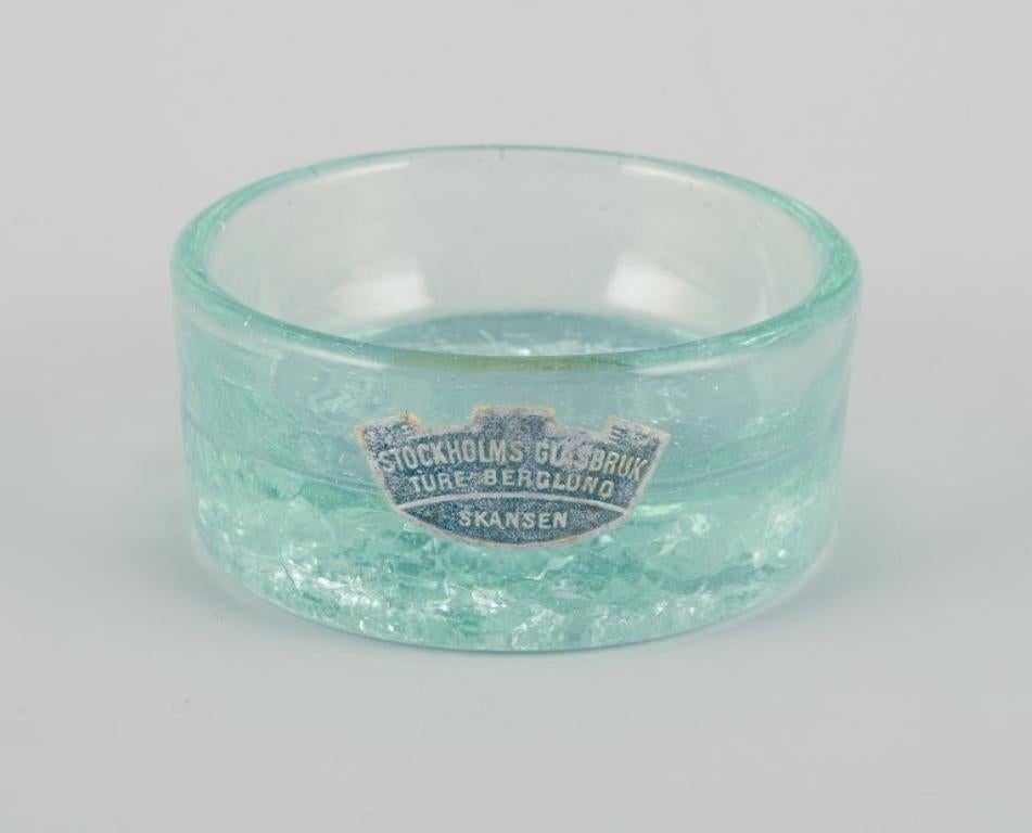 Fåglavik Glasbruk (1874-1980), Sverige.
Cinq salines en verre coloré. Verre vert fait à la main.
Collection privée suédoise. 
Milieu du 20e siècle.
En parfait état.
Le plus grand : Diamètre 5,6 cm x hauteur 2,8 cm.