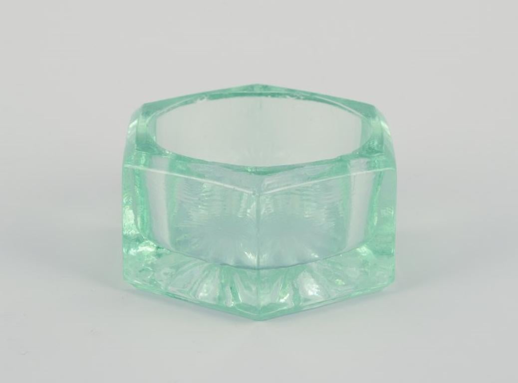 Fåglavik Glasbruk. Fünf Salzstreuer aus grünem Glas. Mitte des 20. Jahrhunderts im Angebot 1