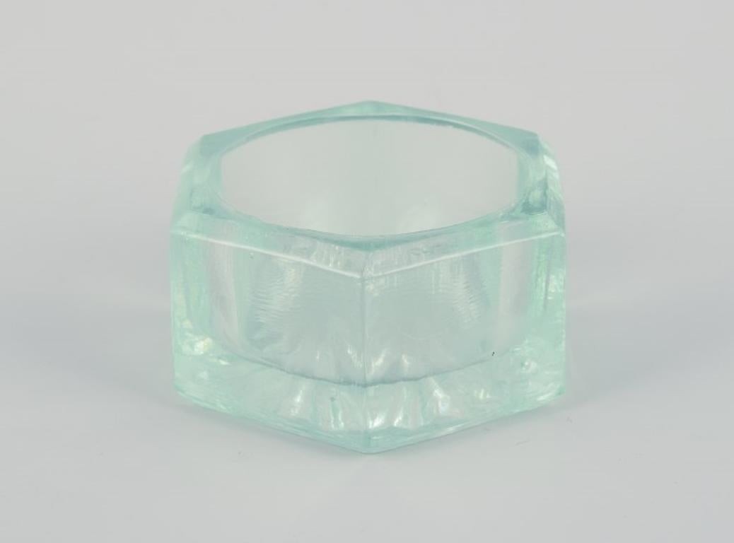 Fåglavik Glasbruk. Fünf Salzstreuer aus grünem Glas. Mitte des 20. Jahrhunderts im Angebot 2