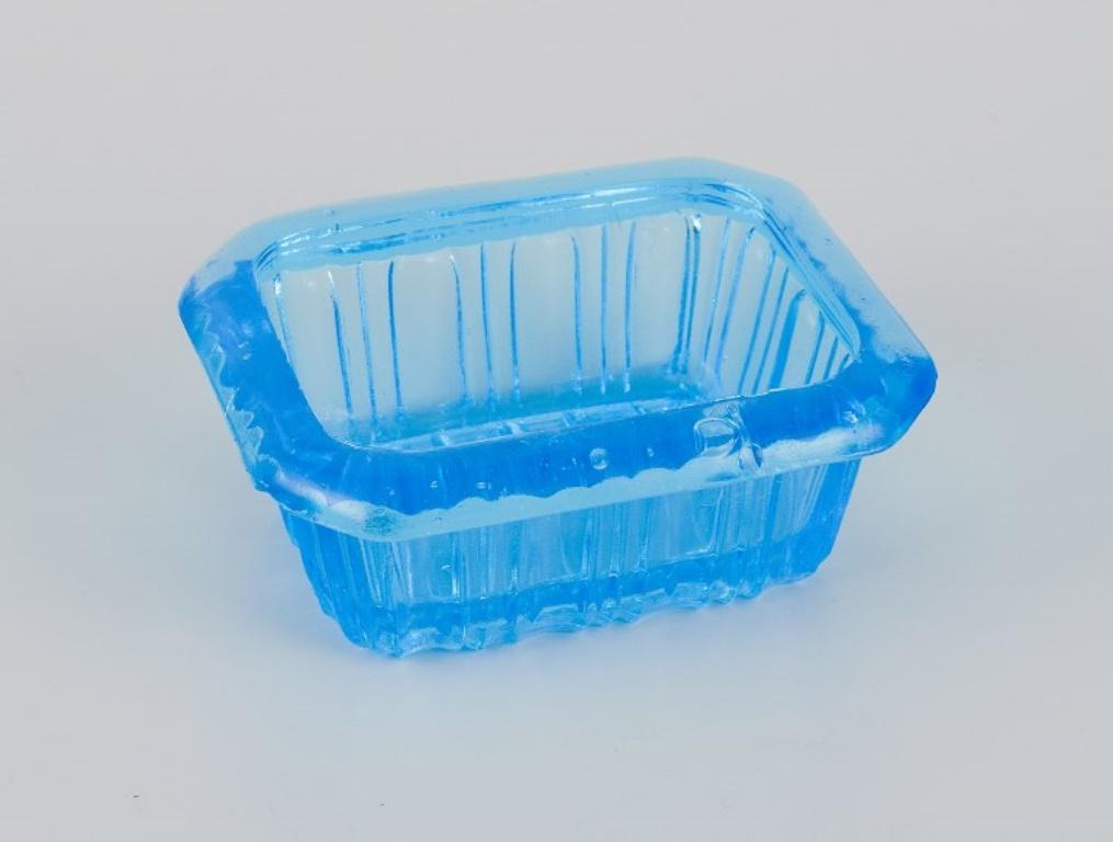 Fåglavik Glasbruk (1874-1980), Schweden.
Vier Salzkeller aus farbigem Glas. Blaues handgefertigtes Glas.
Schwedische Privatsammlung.
Mitte des 20. Jahrhunderts.
In ausgezeichnetem Zustand.
Größte: Länge 7,5 cm x Durchmesser 4,8 cm x Höhe 3,5 cm.
