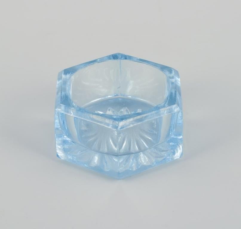 Fåglavik Glasbruk (1874-1980), Suède.
Six salières en verre coloré Verre bleu fait à la main.
Collection privée suédoise.
Milieu du 20e siècle.
En parfait état.
Le plus grand : Diamètre 5,5 cm x hauteur 2,5 cm.