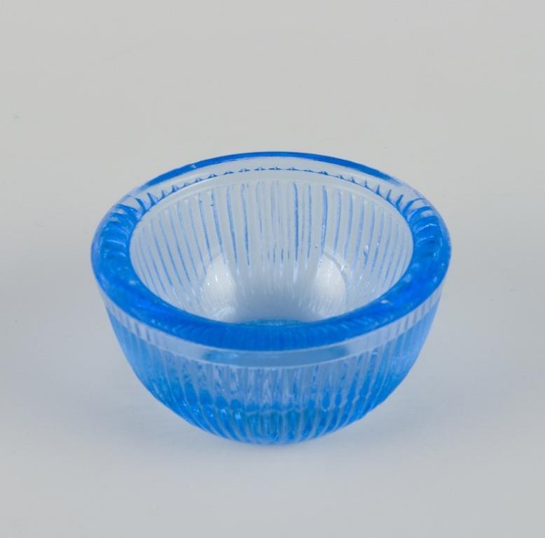 20ième siècle Fåglavik Glasbruk. Six salières en verre bleu Milieu du 20e siècle. en vente