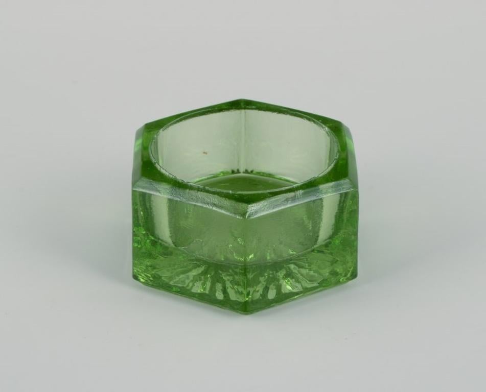 Fåglavik Glasbruk (1874-1980), Suède.
Six salières en verre coloré Verre vert fait à la main.
Collection privée suédoise.
Milieu du 20e siècle.
En parfait état.
Le plus grand : Diamètre 5,5 cm x hauteur 2,5 cm.