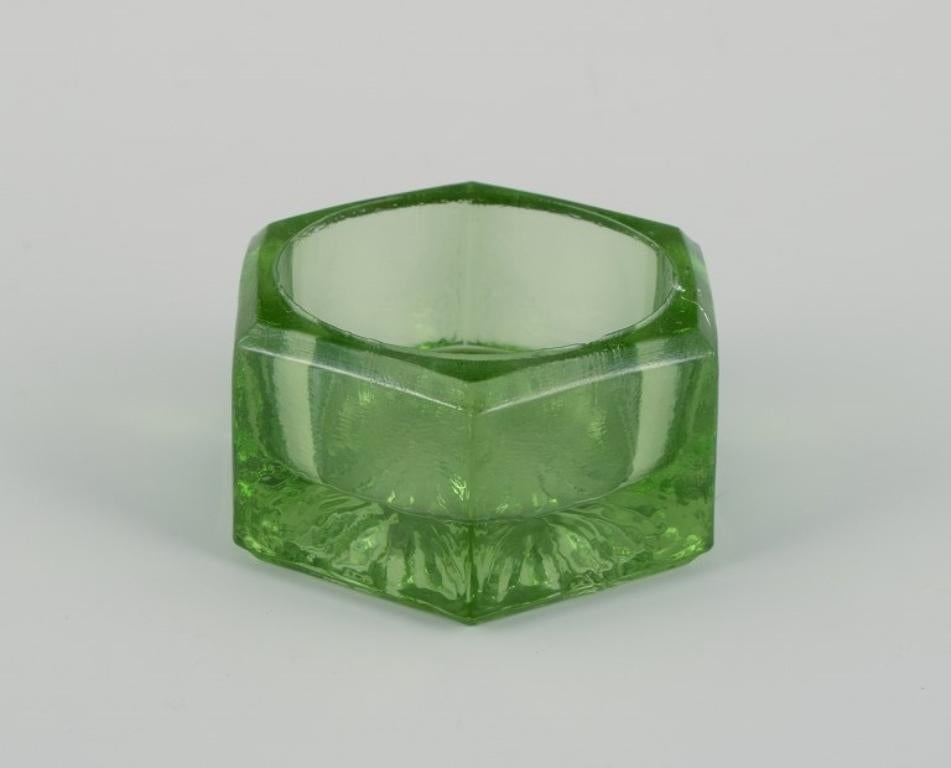 Fåglavik Glasbruk. Sechs Salzstreuer aus grünem Glas. Mitte des 20. Jahrhunderts (Schwedisch) im Angebot
