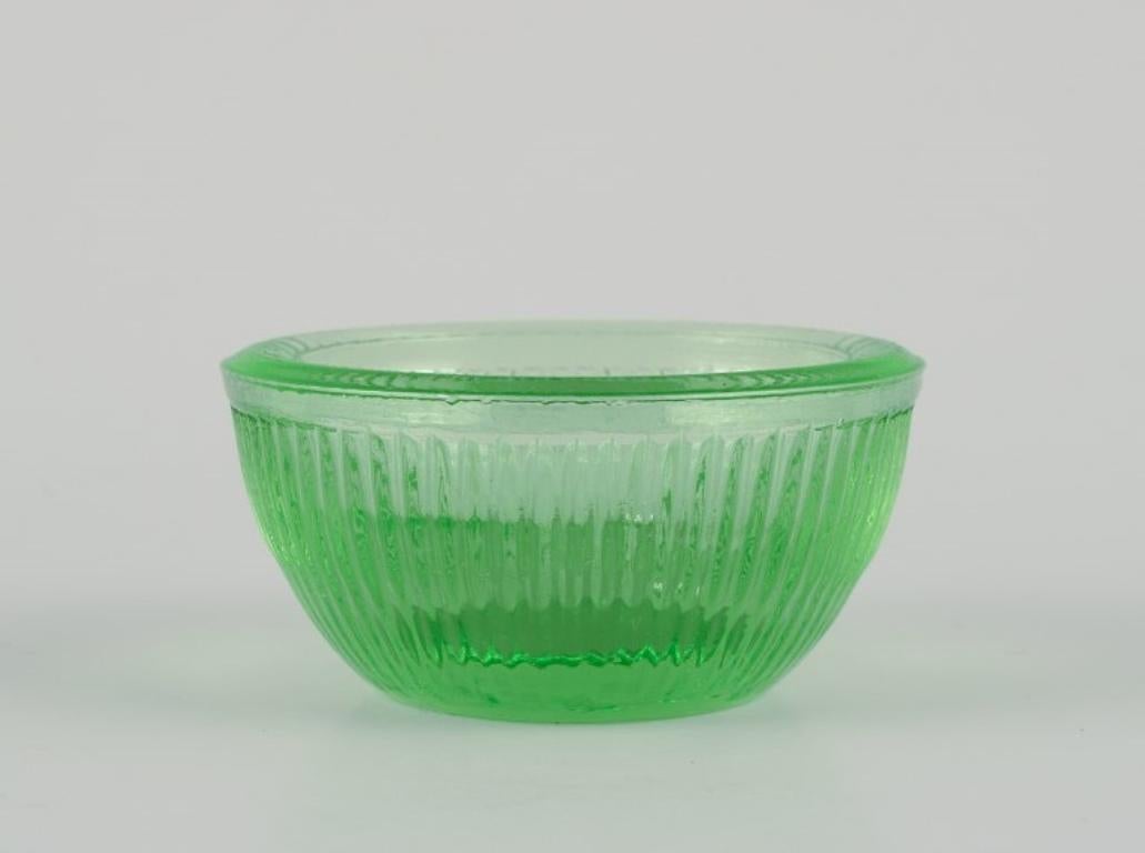 Fåglavik Glasbruk. Sechs Salzstreuer aus grünem Glas. Mitte des 20. Jahrhunderts im Angebot 4
