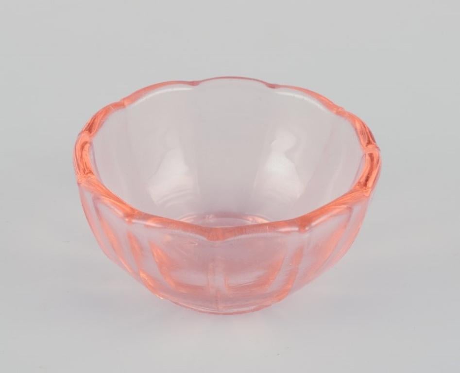 Fåglavik Glasbruk. Sechs Salzkeller aus rosafarbenem Glas. Mitte des 20. Jahrhunderts im Angebot 2