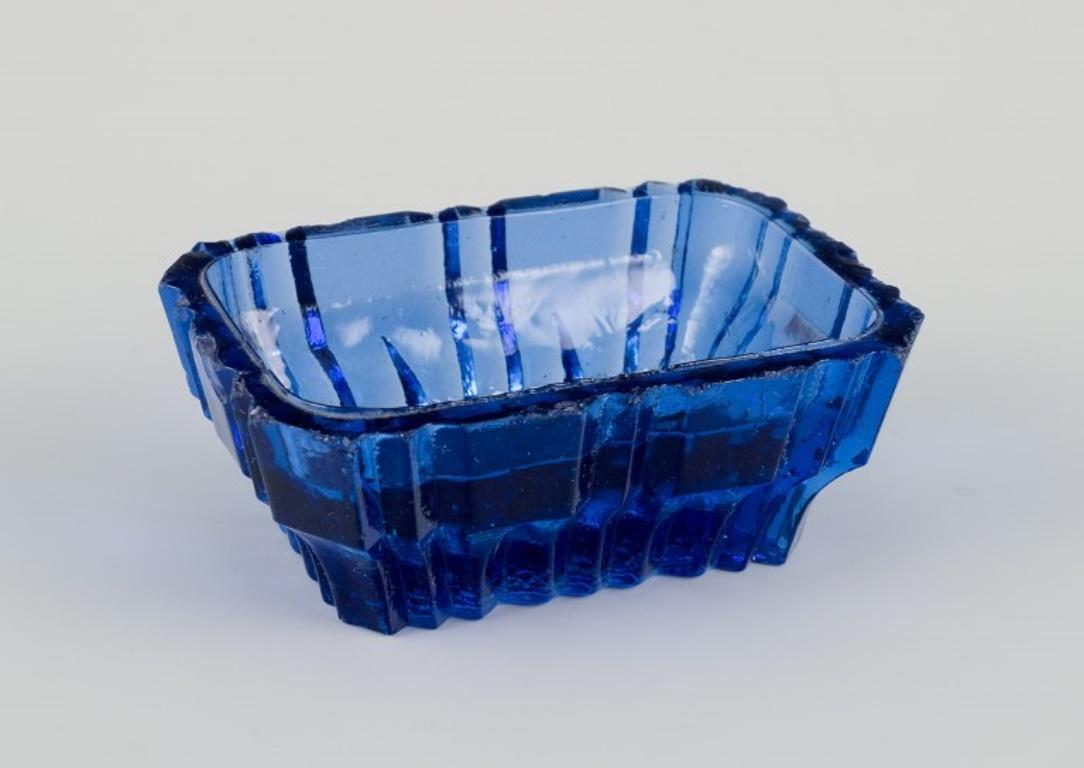 Fåglavik Glasbruk (1874-1980), Schweden.
Vier Salzkeller aus farbigem Glas. Handgefertigtes blaues und violettes Glas.
Schwedische Privatsammlung.
Mitte des 20. Jahrhunderts.
In ausgezeichnetem Zustand.
Größte: Breite 8,5 cm x Tiefe 6,0 cm x Höhe