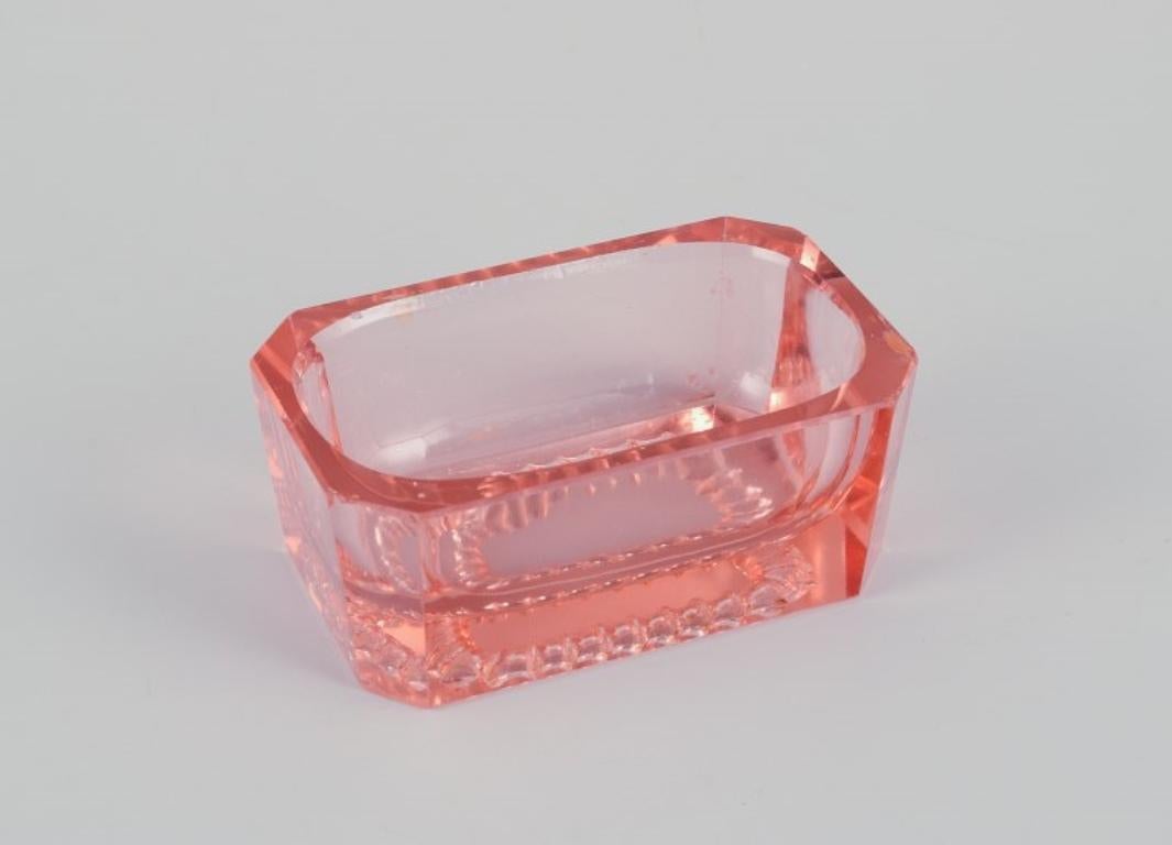 Fåglavik Glasbruk (1874-1980), Schweden.
Fünf Salzkeller aus farbigem Glas. Handgefertigtes rosa Glas.
Schwedische Privatsammlung.
Mitte des 20. Jahrhunderts.
In perfektem Zustand.
Größte: L 6,8 cm x B 4,4 cm x H 2,6 cm.