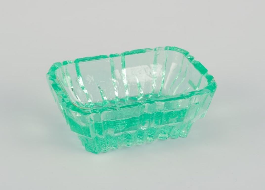 Fåglavik Glasbruk (1874-1980), Suède.
Trois salines en verre coloré. Verre vert fait à la main.
Collection privée suédoise.
Milieu du 20e siècle.
En parfait état.
Le plus grand : Largeur 8,5 cm x Profondeur 6,0 cm x Hauteur 3,2 cm.
