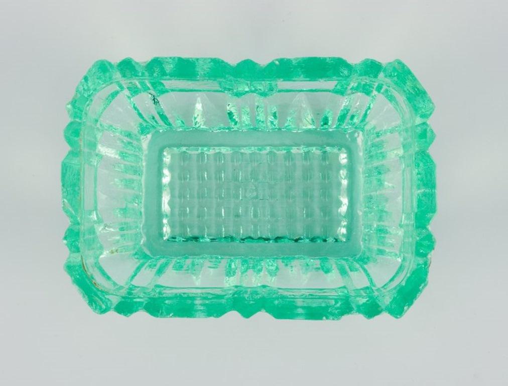 20ième siècle Fåglavik Glasbruk, Suède. Trois salières en verre vert Milieu du 20e siècle. en vente