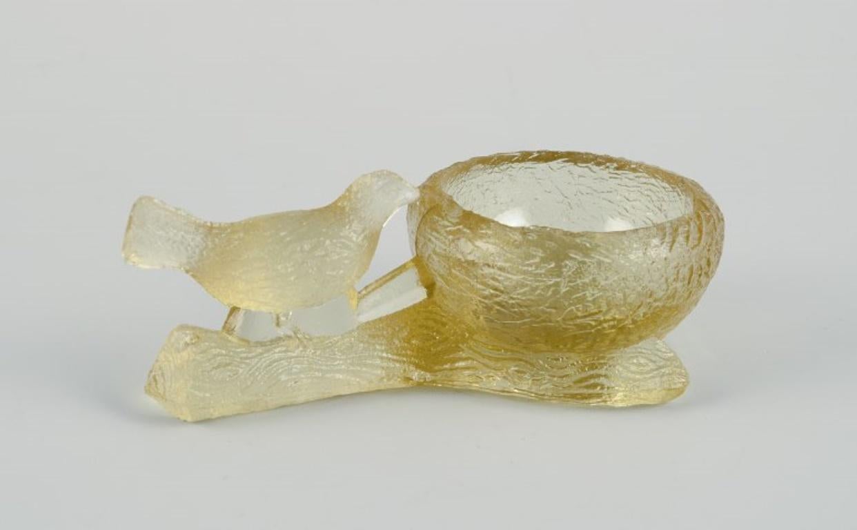 Fåglavik Glasbruk (1874-1980), Sweden.
Two salt cellars with birds in colored glass. Handmade yellow-brown glass.
Private Swedish collection.
Mid-20th century.
In excellent condition.
Dimensions: L 8.5 cm x H 3.0 cm.