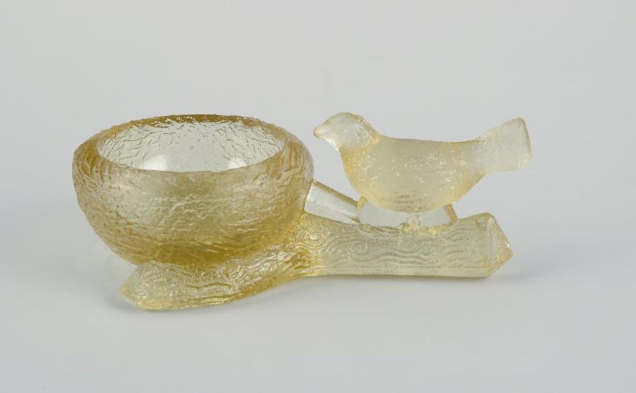 Swedish Fåglavik Glasbruk. Two salt cellars with birds in yellow-brown glass. Mid-20th C For Sale