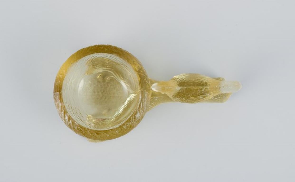 20th Century Fåglavik Glasbruk. Two salt cellars with birds in yellow-brown glass. Mid-20th C For Sale