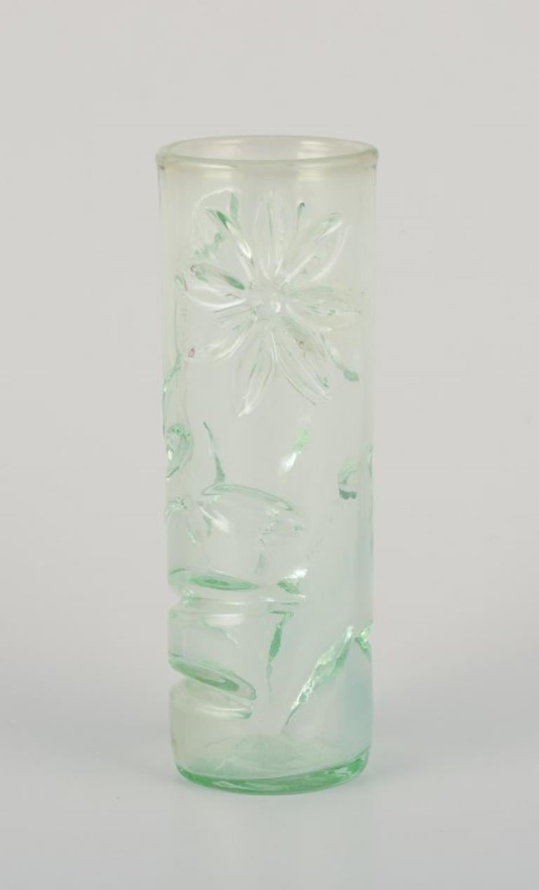 Fåglavik, Suède. Un ensemble de quatre vases en verre d'art avec des motifs floraux. 
Fabriqués à la main et disponibles en différentes couleurs.
1970s.
Parfait état.
Dimensions : H 16,5 + 17,5 cm x P 5,0 cm : H 16,5 + 17,5 cm x D 5,0 cm.