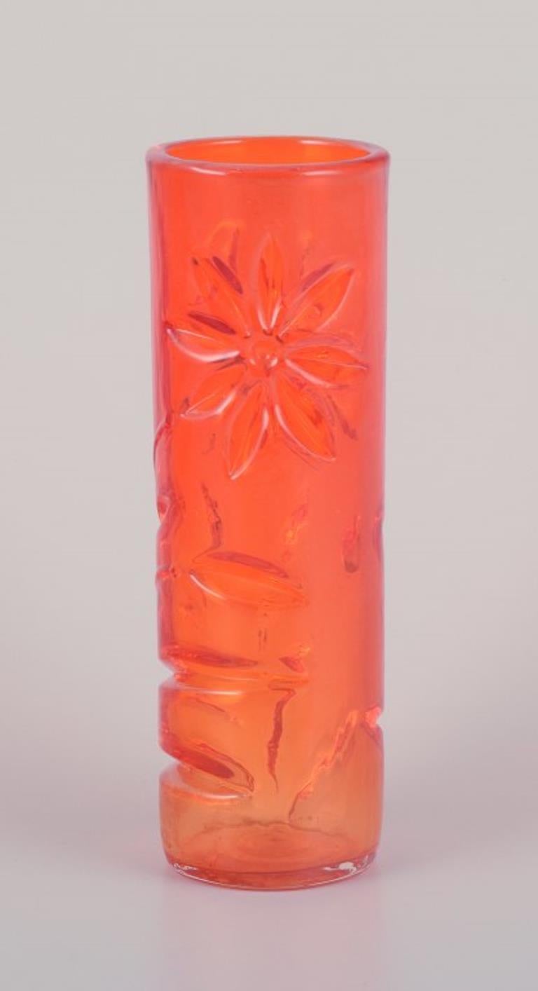Fåglavik, Suède. Un ensemble de quatre vases en verre d'art avec des motifs floraux. 
Fabriqués à la main et disponibles en différentes couleurs.
1970s.
Parfait état.
Dimensions : H 16,5 + 17,5 cm x P 5,0 cm : H 16,5 + 17,5 cm x D 5,0 cm.