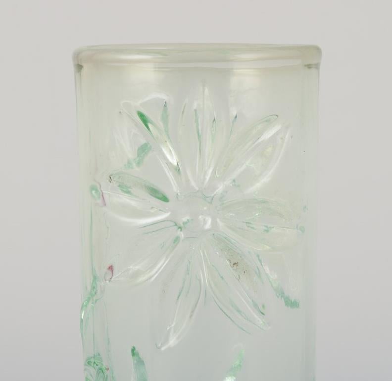 Scandinave moderne Fåglavik, Suède. Ensemble de quatre vases en verre d'art aux motifs floraux. en vente