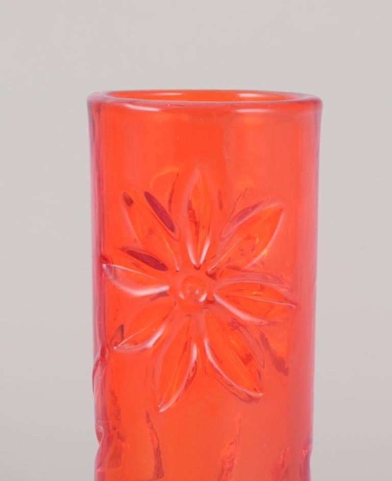 Scandinave moderne Fåglavik, Suède. Ensemble de quatre vases en verre d'art aux motifs floraux. en vente
